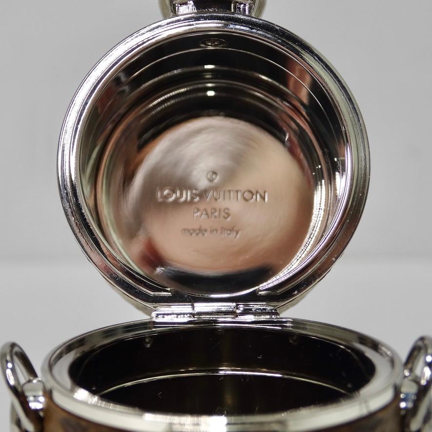 Louis Vuitton - Étui à lèvres sur chaîne - Toile à monogramme inversé en vente 3