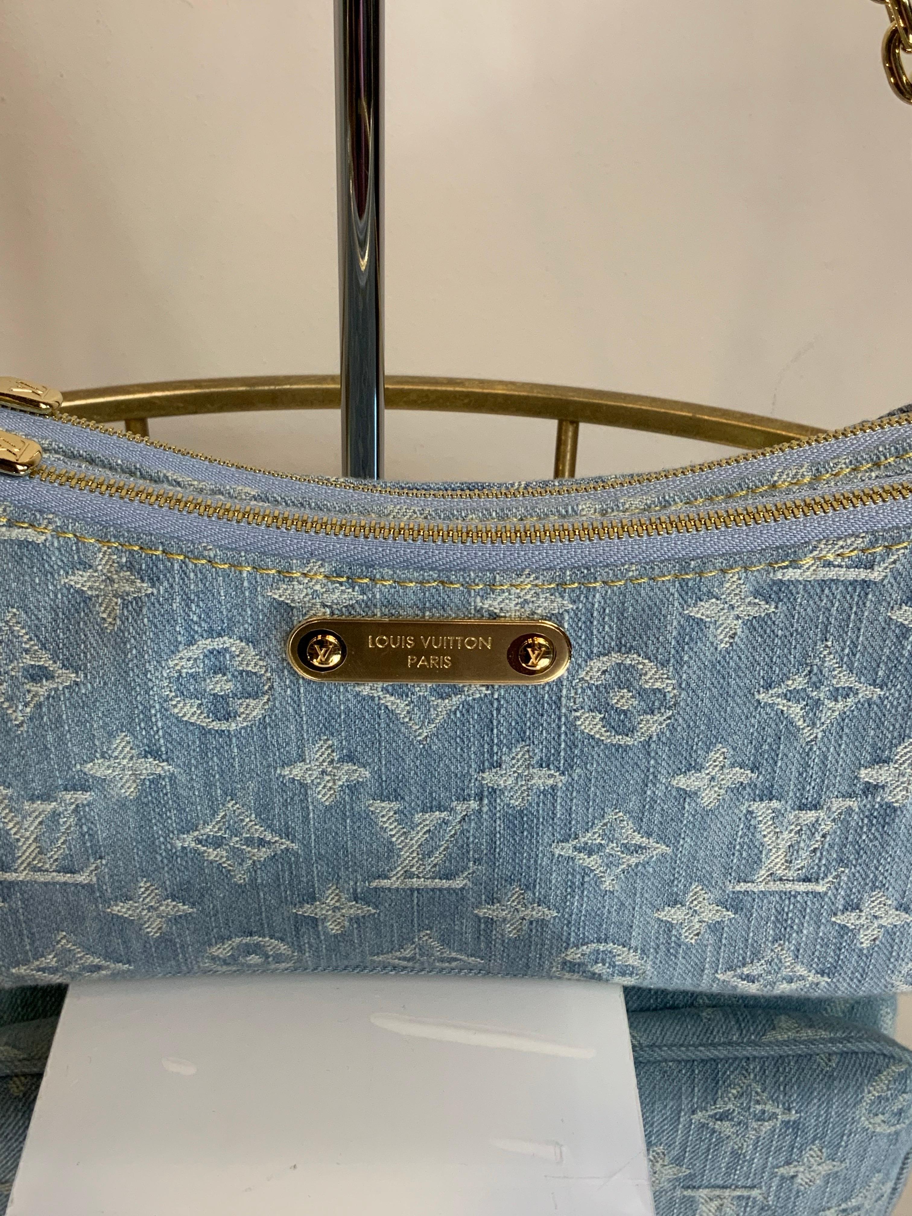 Louis Vuitton Liv Monogram Denim clutch bag.
Fall winter 2024 collection. Sold out in store.
In sky blue cotton and gold hardware. 
Leather inserts.
13 cm high
24cm wide
4 cm deep
Features replacement leather handle.
Comes with dust bag and original