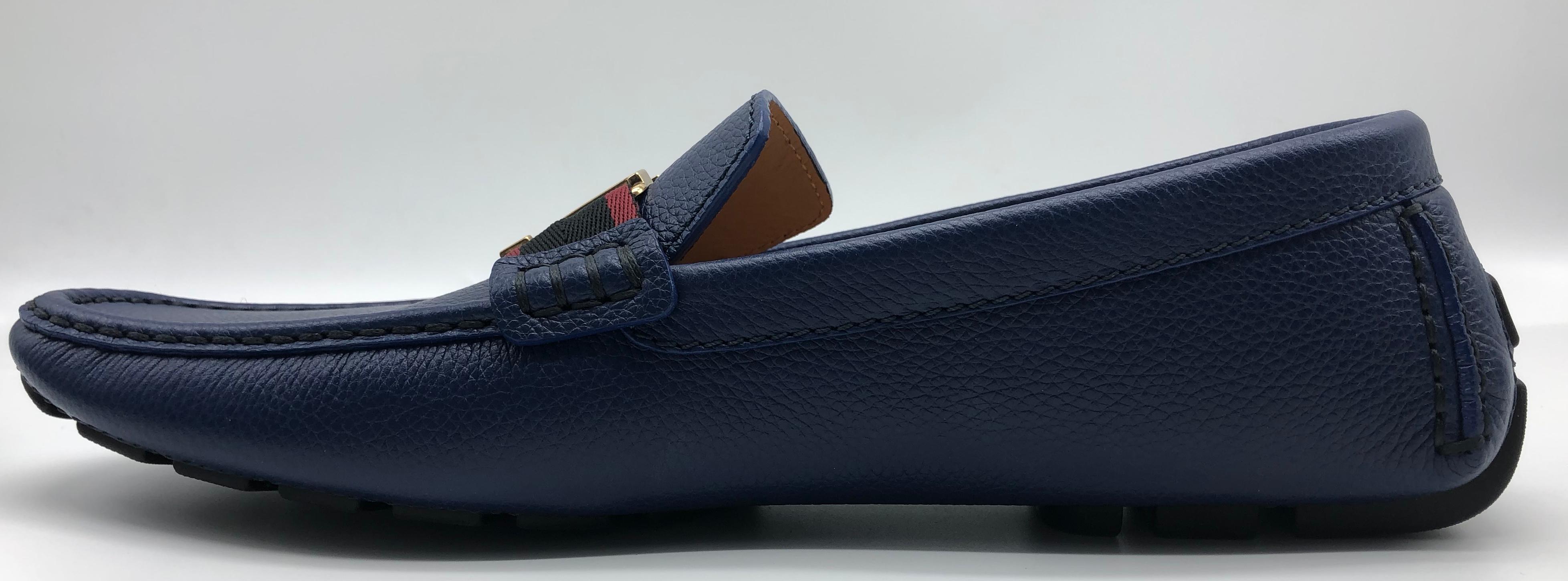 Louis Vuitton Loafers in blue navy leather. 
Model: Monte Carlo 
Size : 8 (42) 
Condition: new never worn
Comes with box
