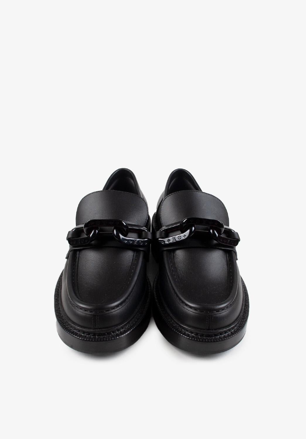 Item for sale is 100% genuine Louis Vuitton Women Loafers, S121
Color: Black
Material: Leather
Tag size: EUR 38 1/2
These shoes are great quality item. Rate 10 of 10, new without box
Actual  measurements (inches/centimeters):
Width: 10 cm or 3