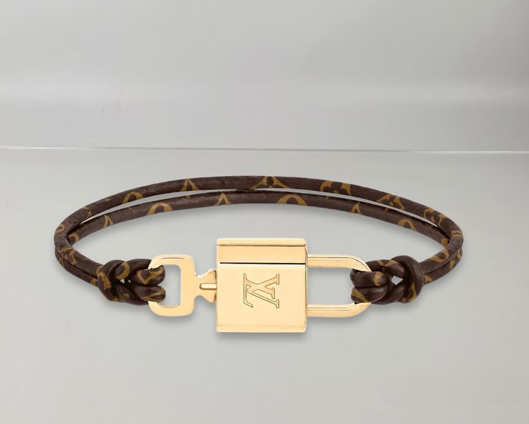 Size 17
The Lock it Again Bracelet pays homage to the House's trunk-making history. A padlock featuring an engraved LV signature sits at the centre, held securely in place by a Monogram canvas strap. A removable key opens the bracelet, giving the