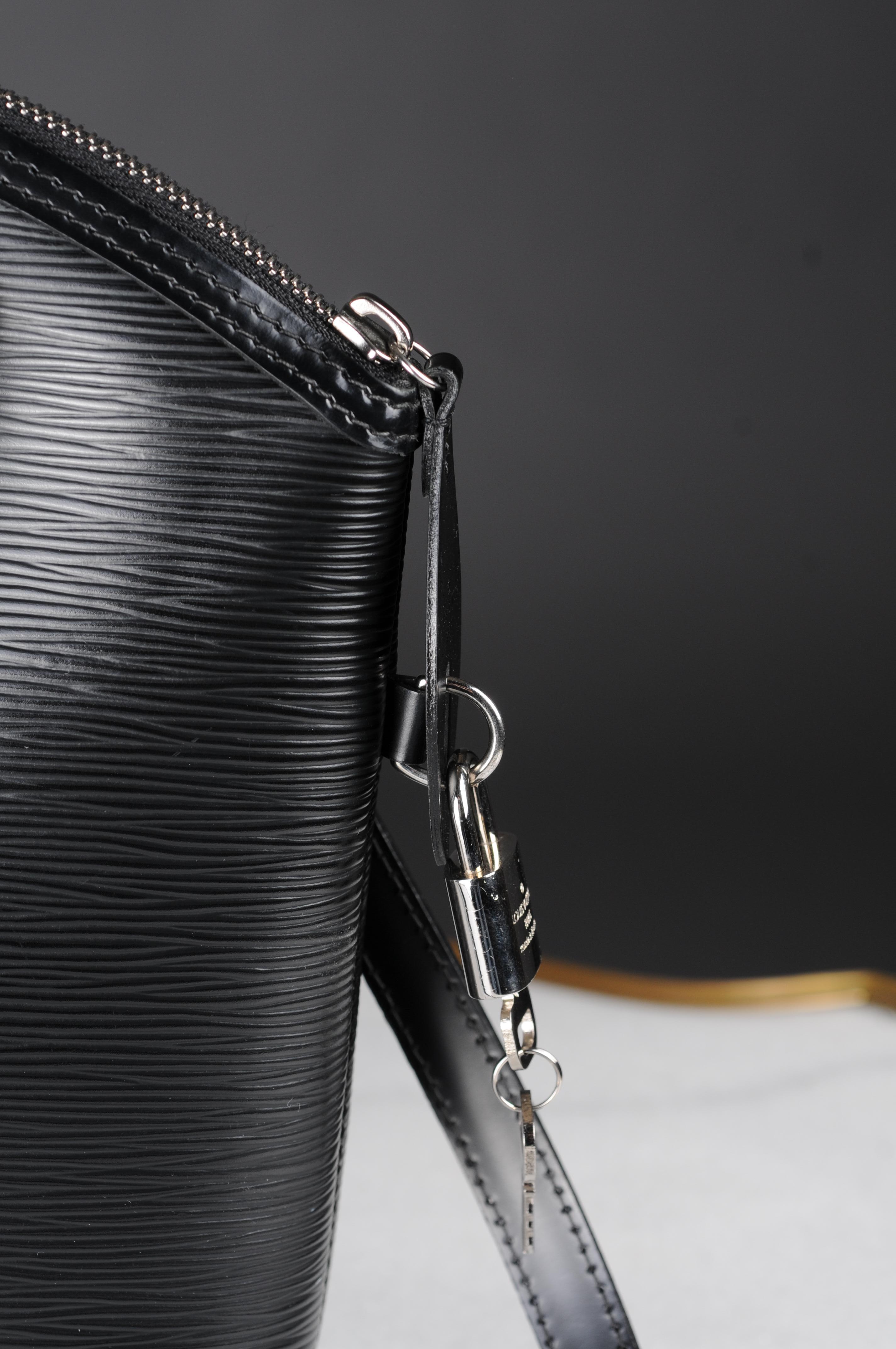 Louis Vuitton Lock it Epi Lederhandtasche schwarz  im Angebot 7