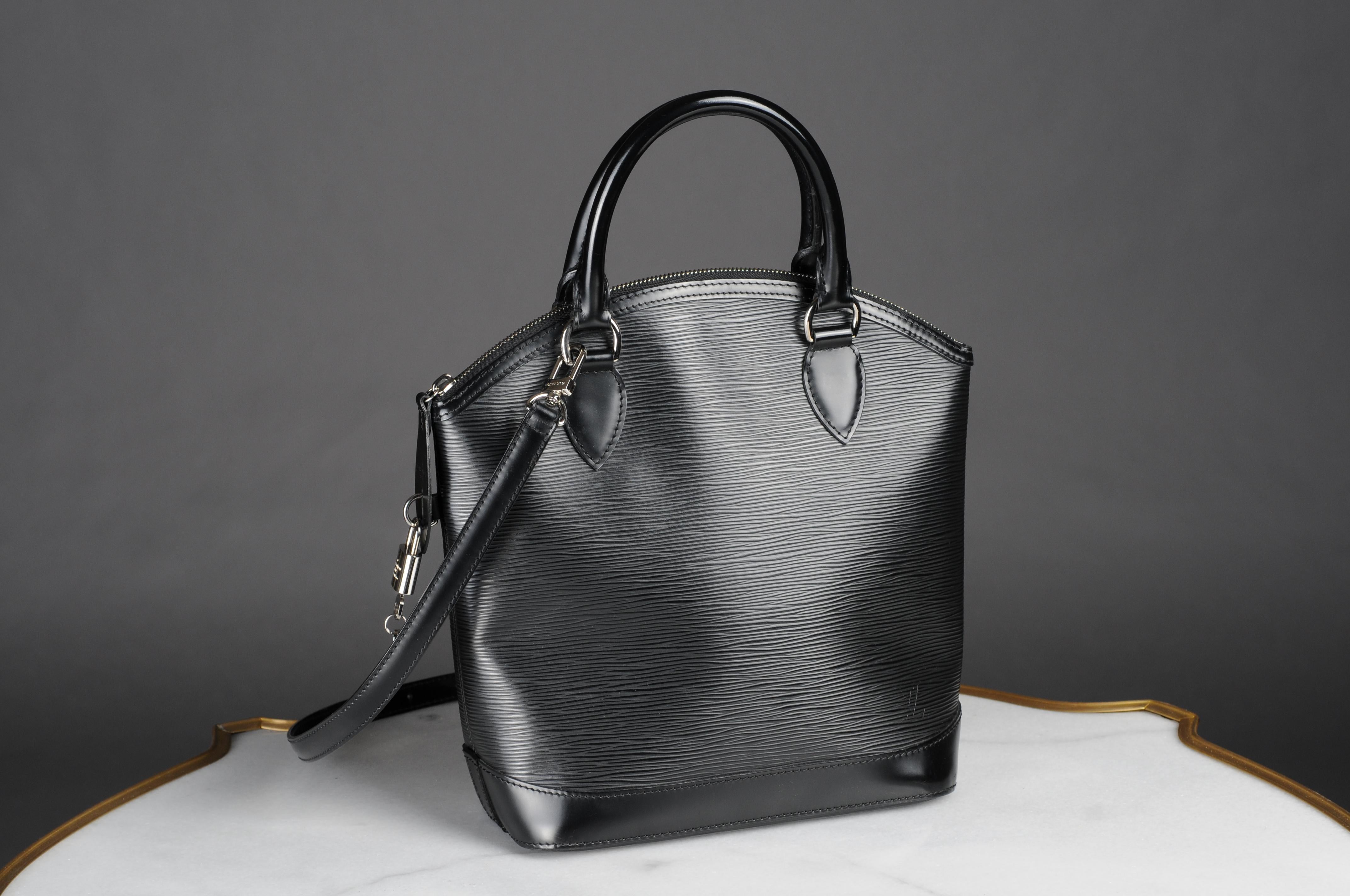 The bag is in good used but always well-maintained condition. The leather is in excellent condition apart from the signs of wear on the handles and the bottom of the bag, see photos.
Perfect condition 