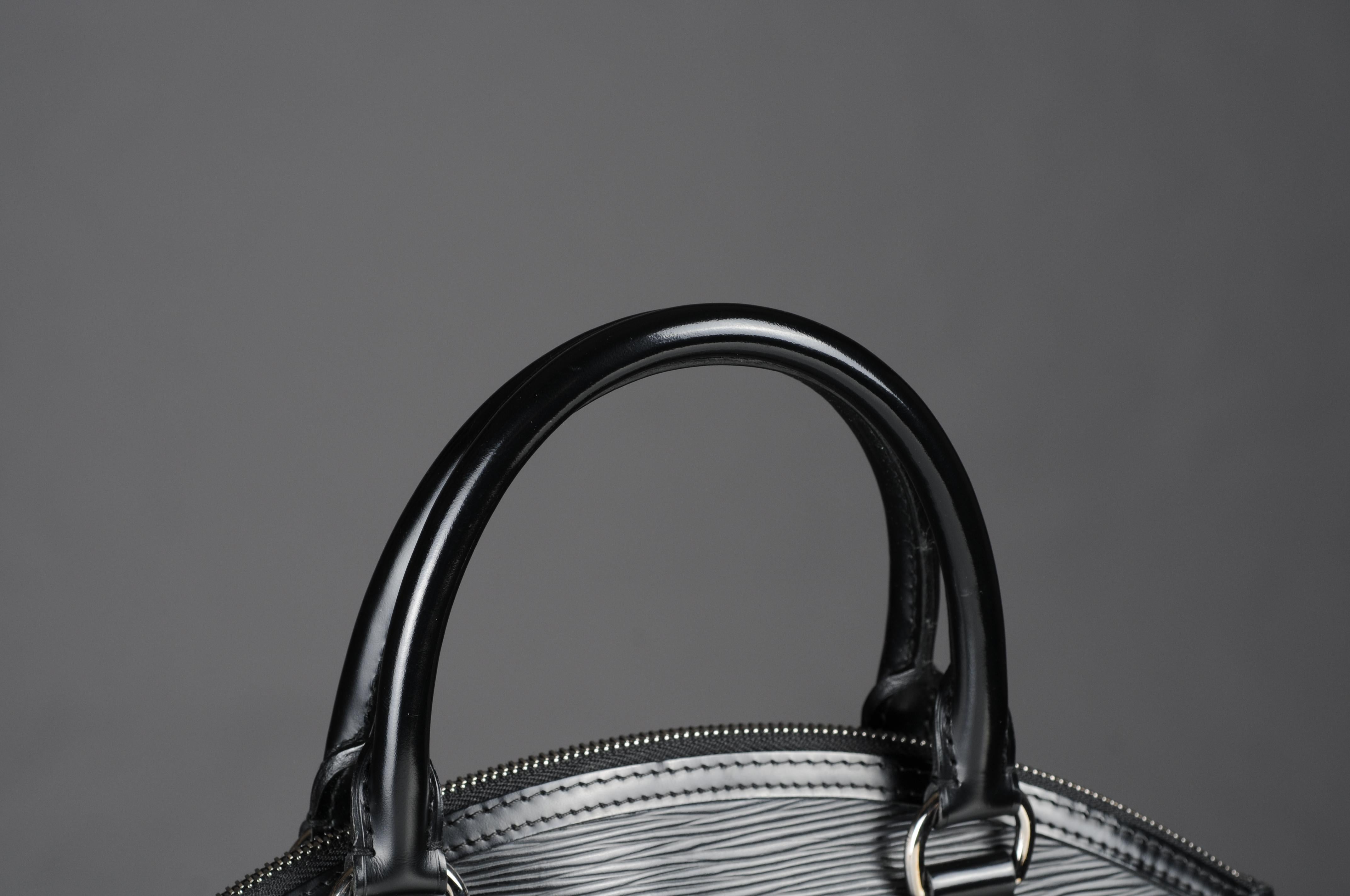 Louis Vuitton Lock it Epi leather handbag black  In Excellent Condition For Sale In 10707, DE