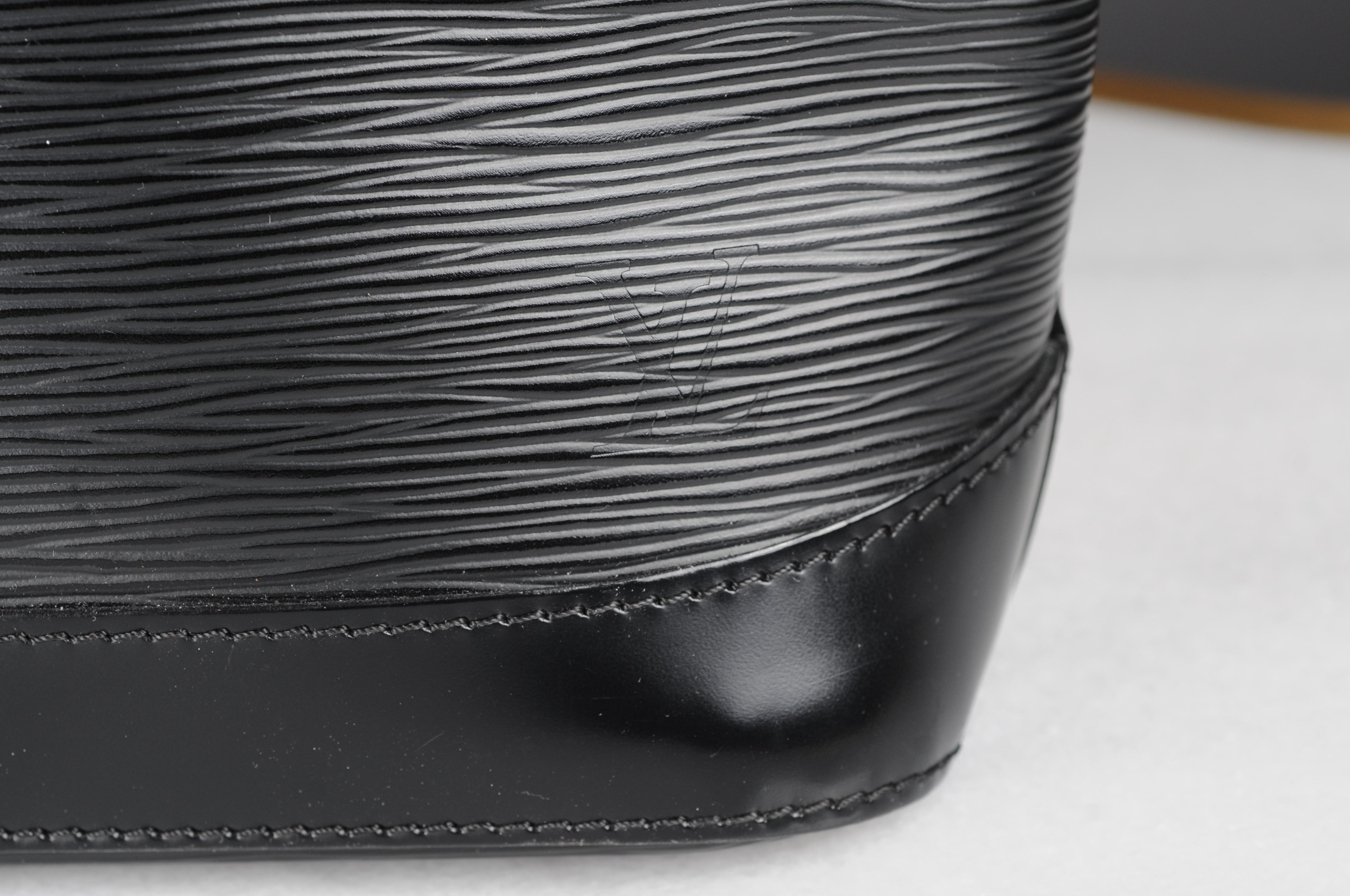 Louis Vuitton Lock it Epi leather handbag black  For Sale 2