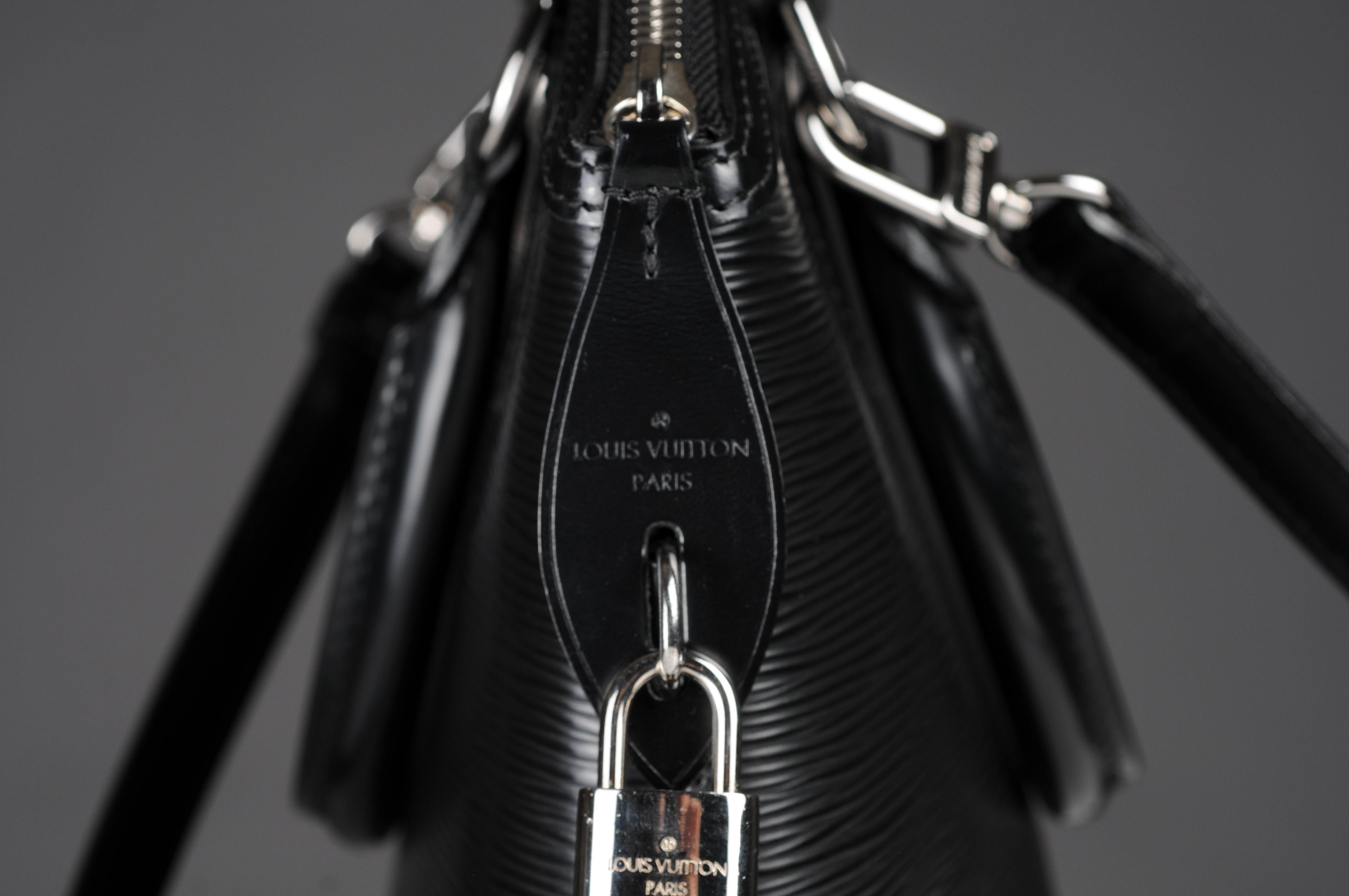 Louis Vuitton Lock it Epi leather handbag black  For Sale 4