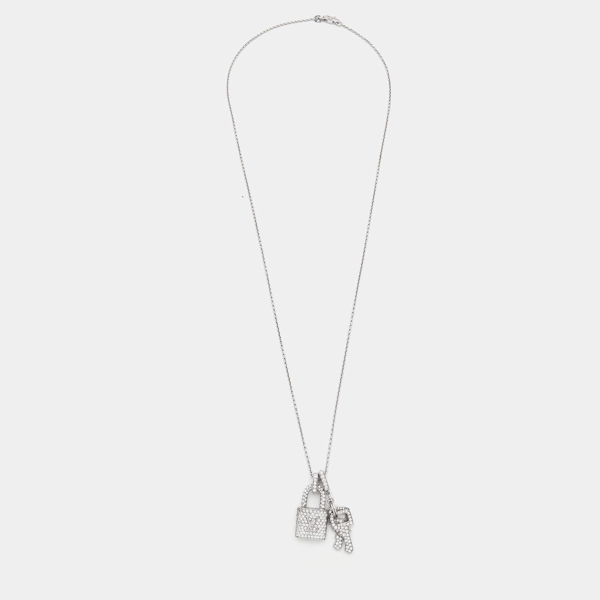 Mouvement esthétique Louis Vuitton, collier pendentif Lock It Key Padlock en or blanc 18 carats et diamants en vente
