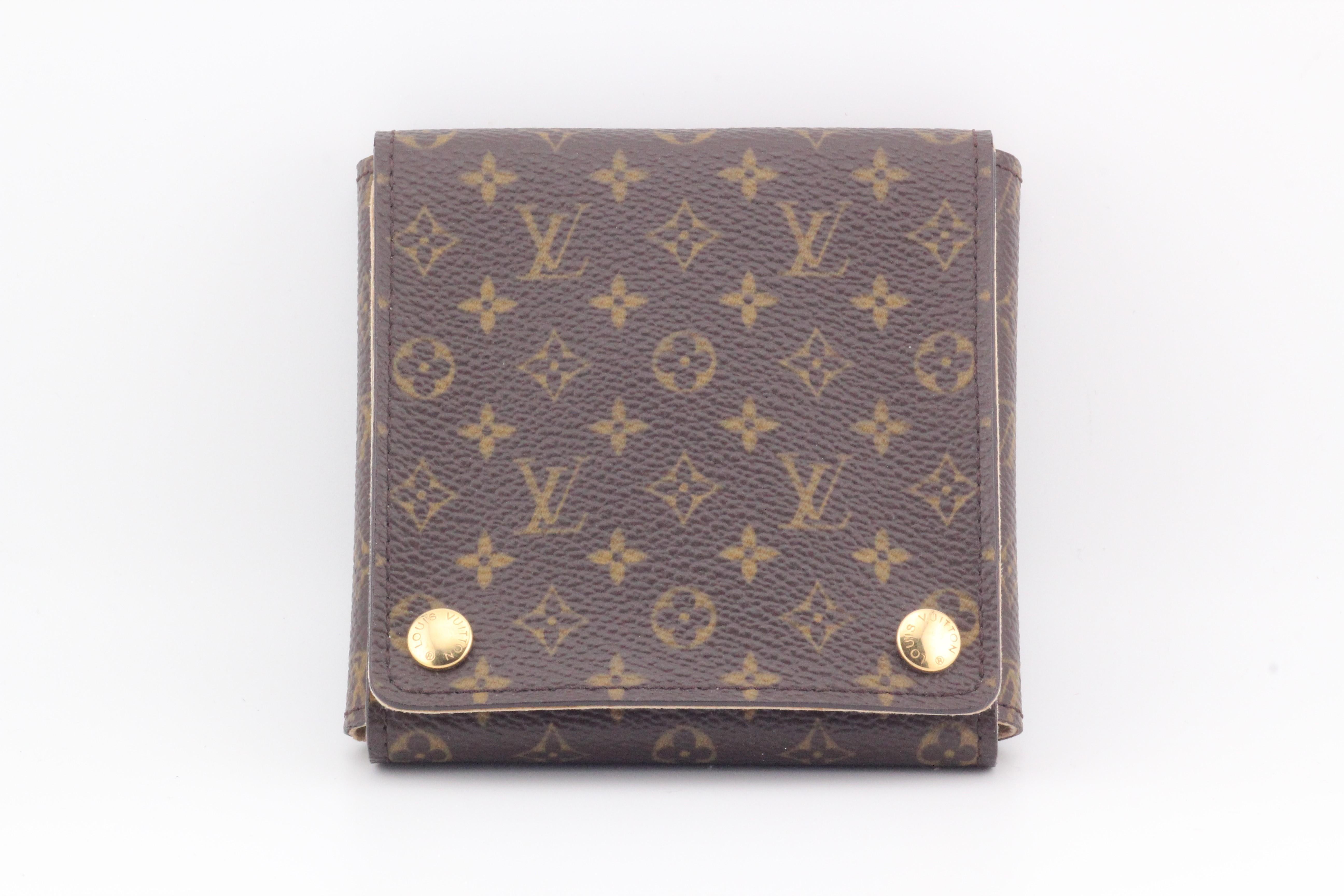 Louis Vuitton Lock Key Charm Pearl 18k Yellow Gold Hoop Earrings In Good Condition For Sale In Simpsonville, SC