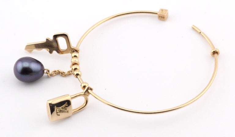 Louis Vuitton Lock Key Charm Pearl 18k Yellow Gold Hoop  display picture 2