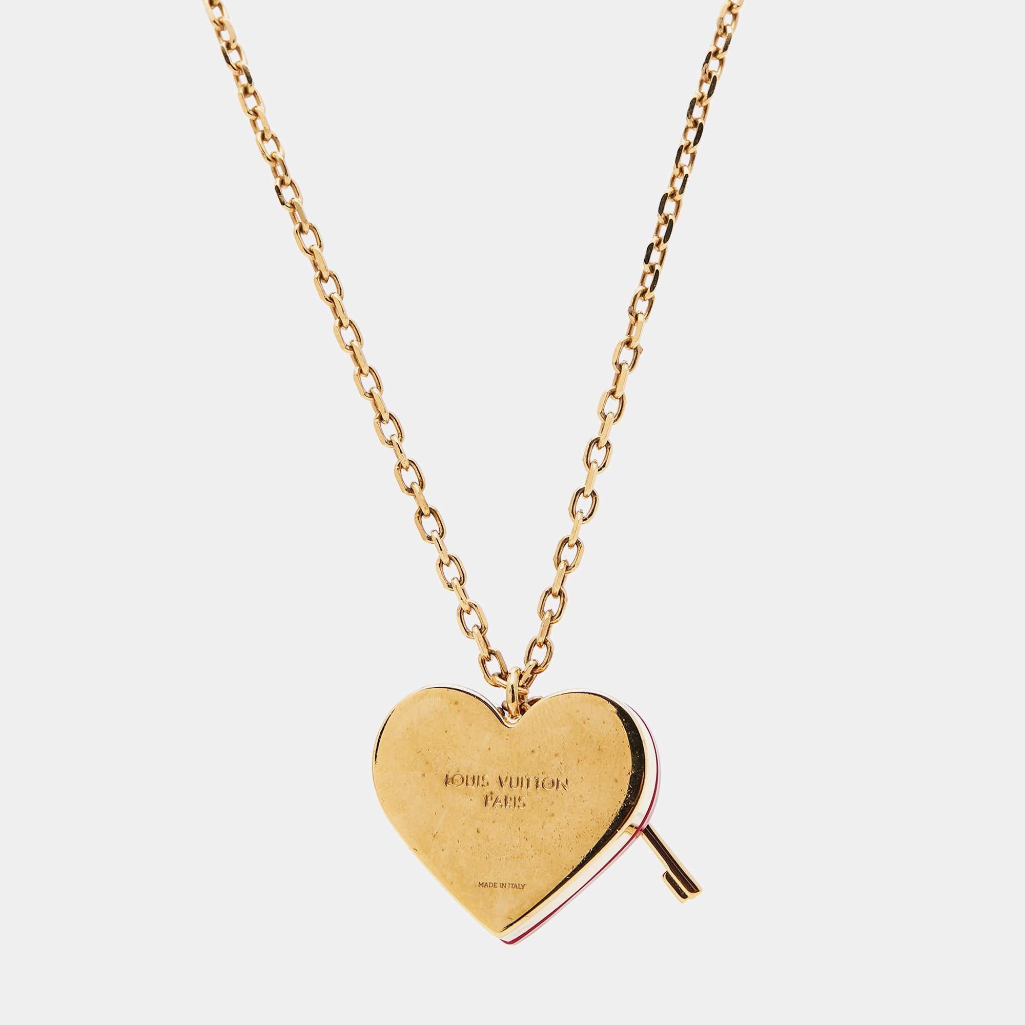 Mouvement esthétique Louis Vuitton Collier Lock Me Heart en résine dorée en vente