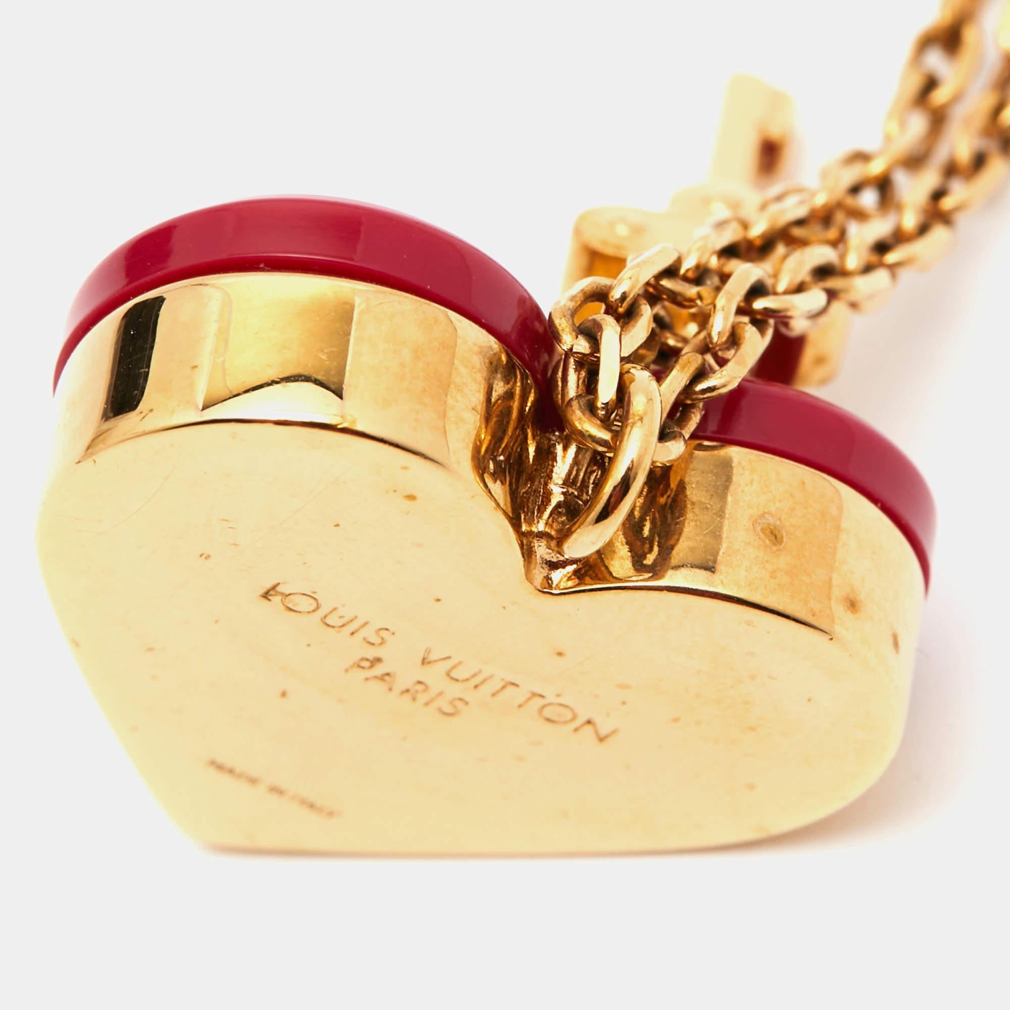 Louis Vuitton Lock Me Heart Resin Goldfarbene Halskette in Goldtönen Damen im Angebot