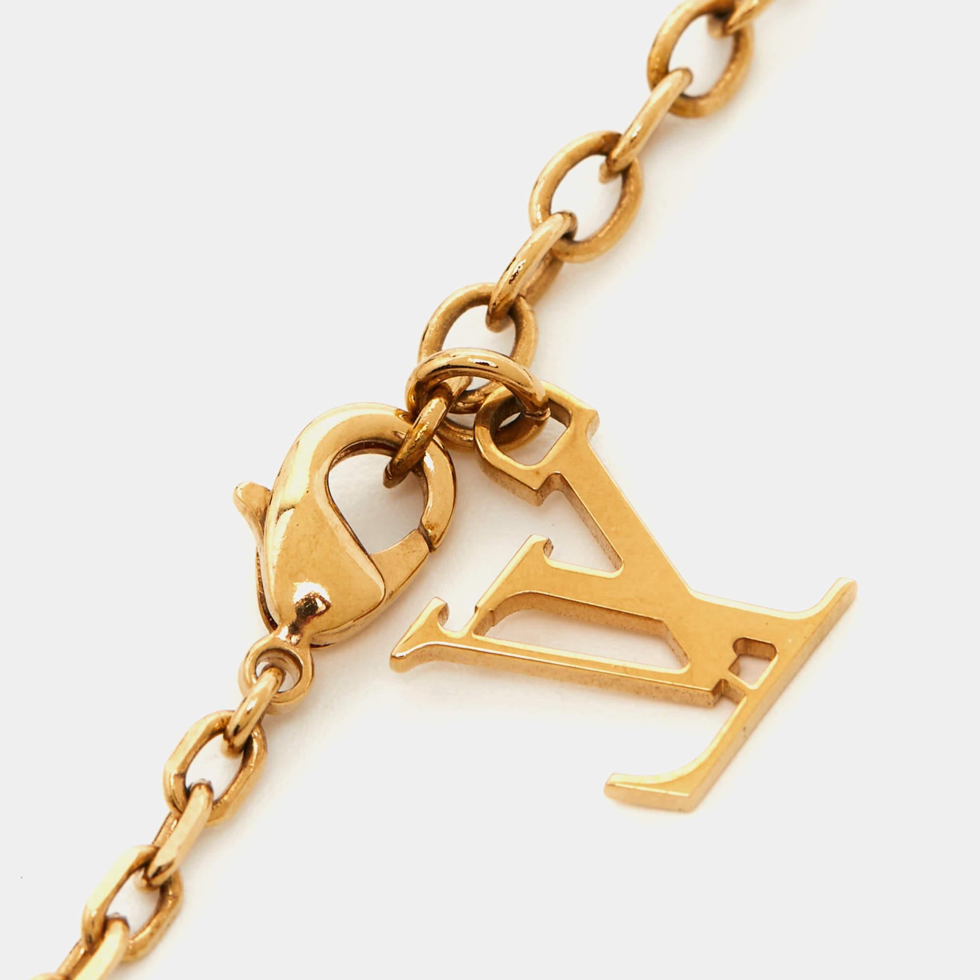 Louis Vuitton Lock Me Heart Resin Goldfarbene Halskette in Goldtönen im Angebot 1