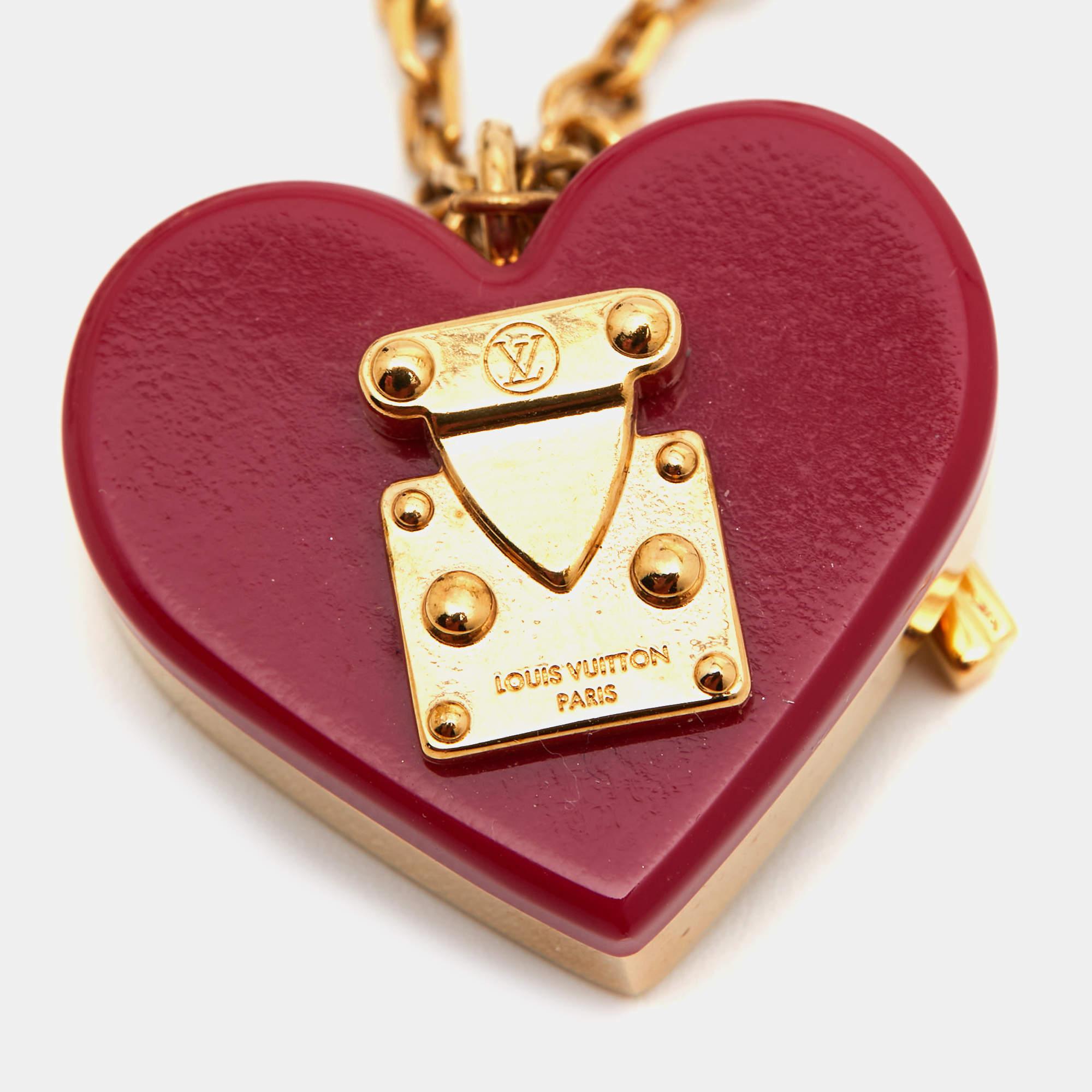 Louis Vuitton Lock Me Heart Resin Goldfarbene Halskette in Goldtönen im Angebot 2