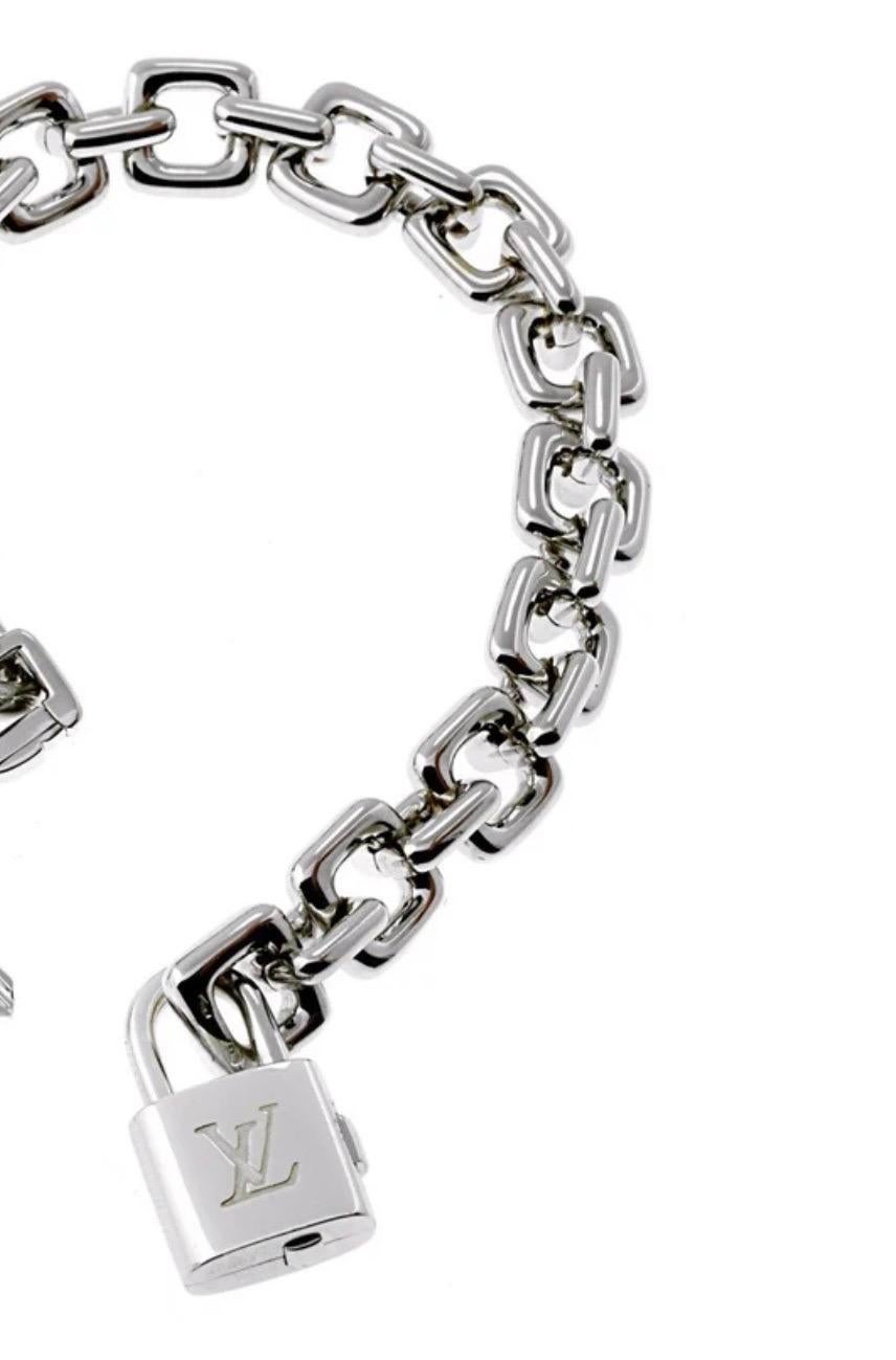 Louis Vuitton 18K White Gold Padlock  Charm Chain Bracelet 87 gm
Unisex
Brand Louis Vuitton
Metal White Gold 87 gm
Finish  Polished
Style Chain
Width 11.10 mm
Fastening Lobster lock with LV sign
Length 7.5 in
Metal Purity 18k


Please look at all