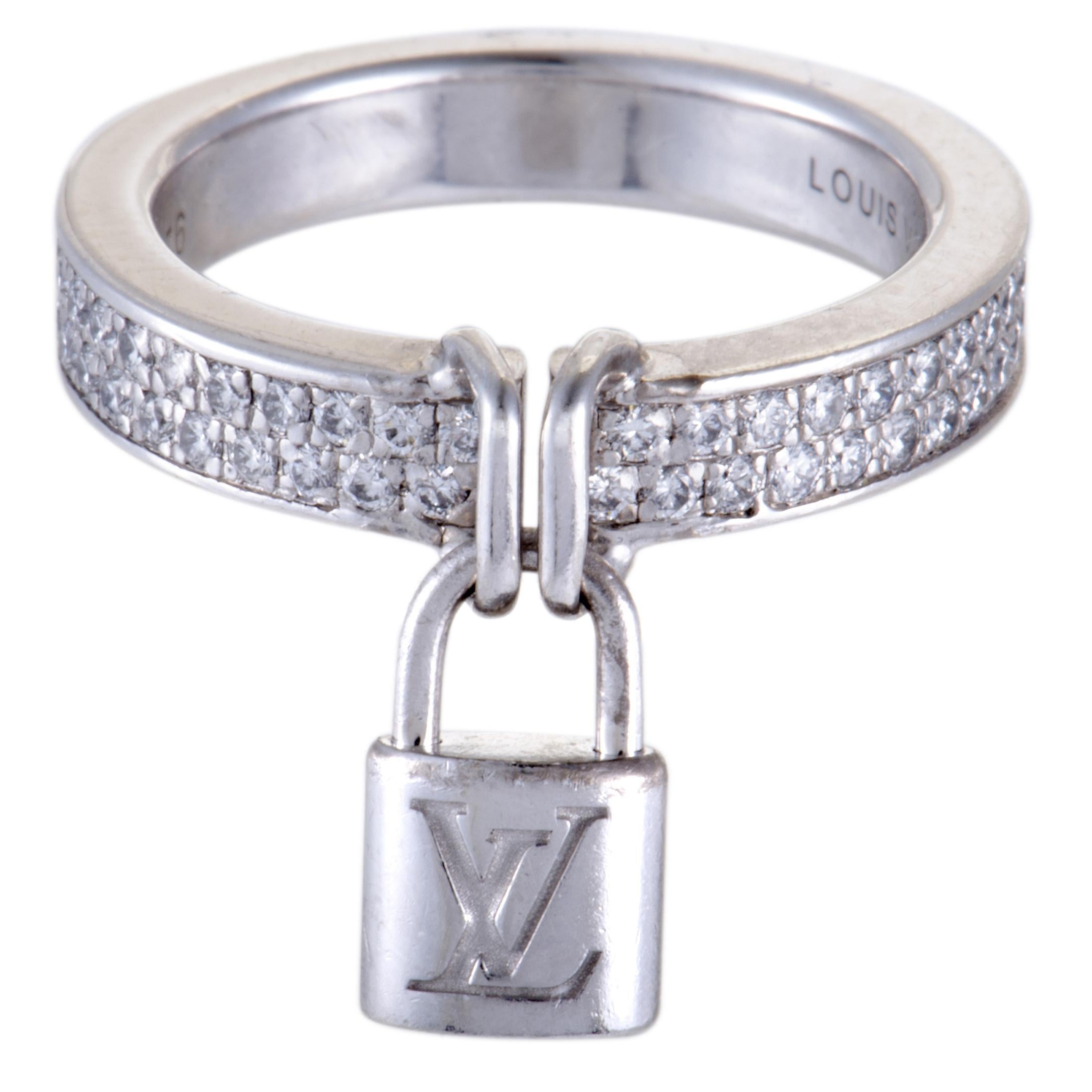 This glamorous 18K white gold by Louis Vuitton gold exhibits a sensationally alluring style. The gorgeous ring features 0.40ct of dazzling diamonds and a lock with classic LV symbol that accentuates the luxurious appeal of the exquisite piece.
Ring
