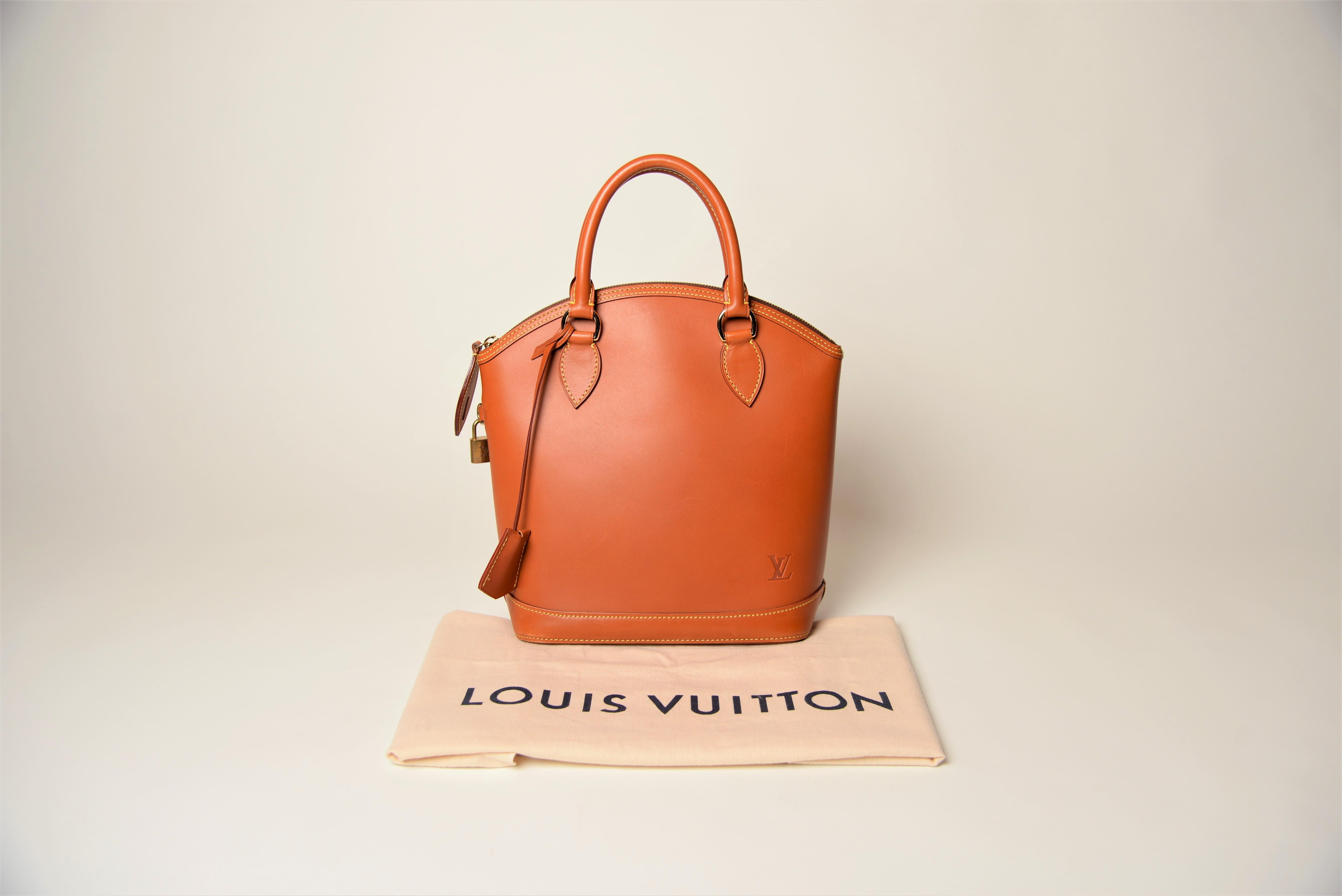 From the collection of SAVINETI we offer this Louis Vuitton Lockit Bag:
-	Brand: Louis Vuitton
-	Model: Lockit
-	Year: 2008
-	Condition: Good 
-	Materials: Rare Nomade Leather 
-	Extras: Louis Vuitton Dustbag, Lock + Keys

We at SAVINETI sell rare