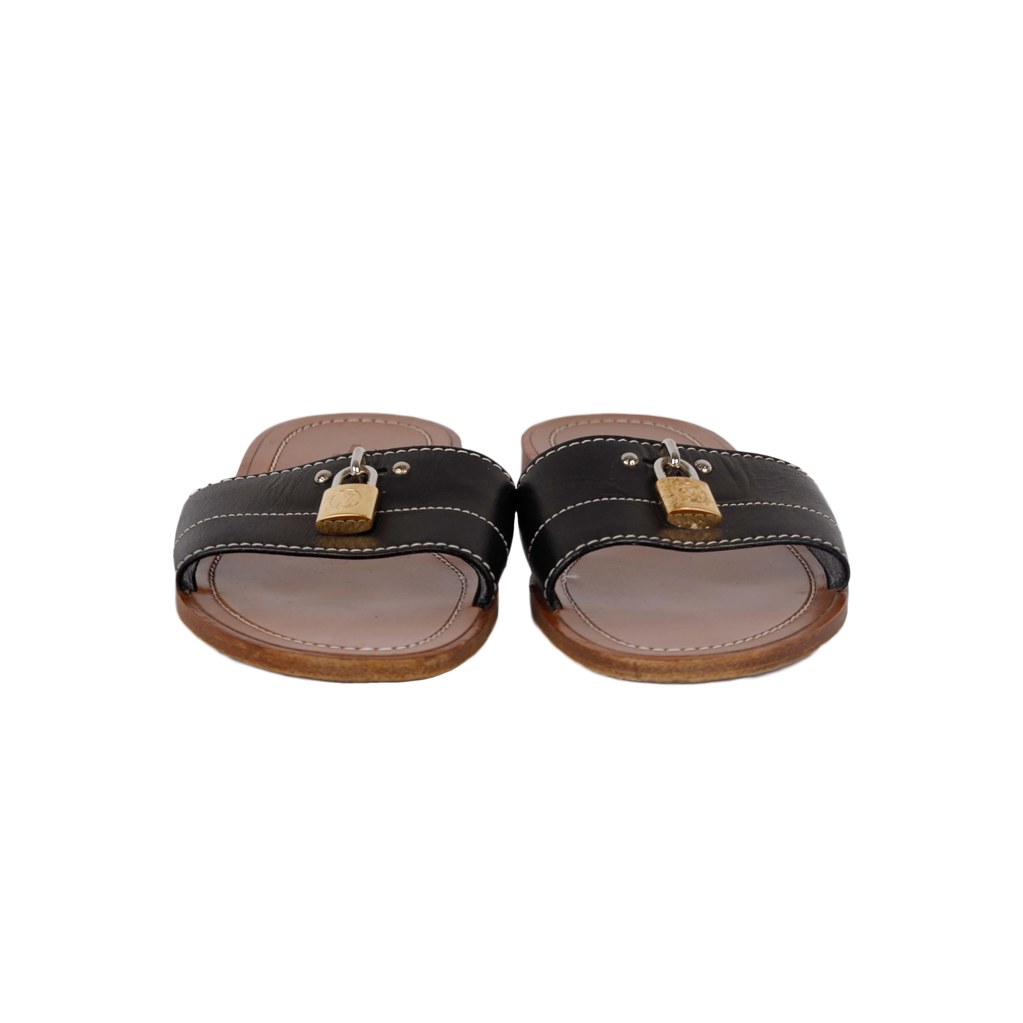 The Louis Vuitton LockIt Flat mule is a summer sandal that highlights unique brand elements such as the etched brand name on the metal attachments and the brand lock. The stitching further throws light on the exquisite craftsmanship of the