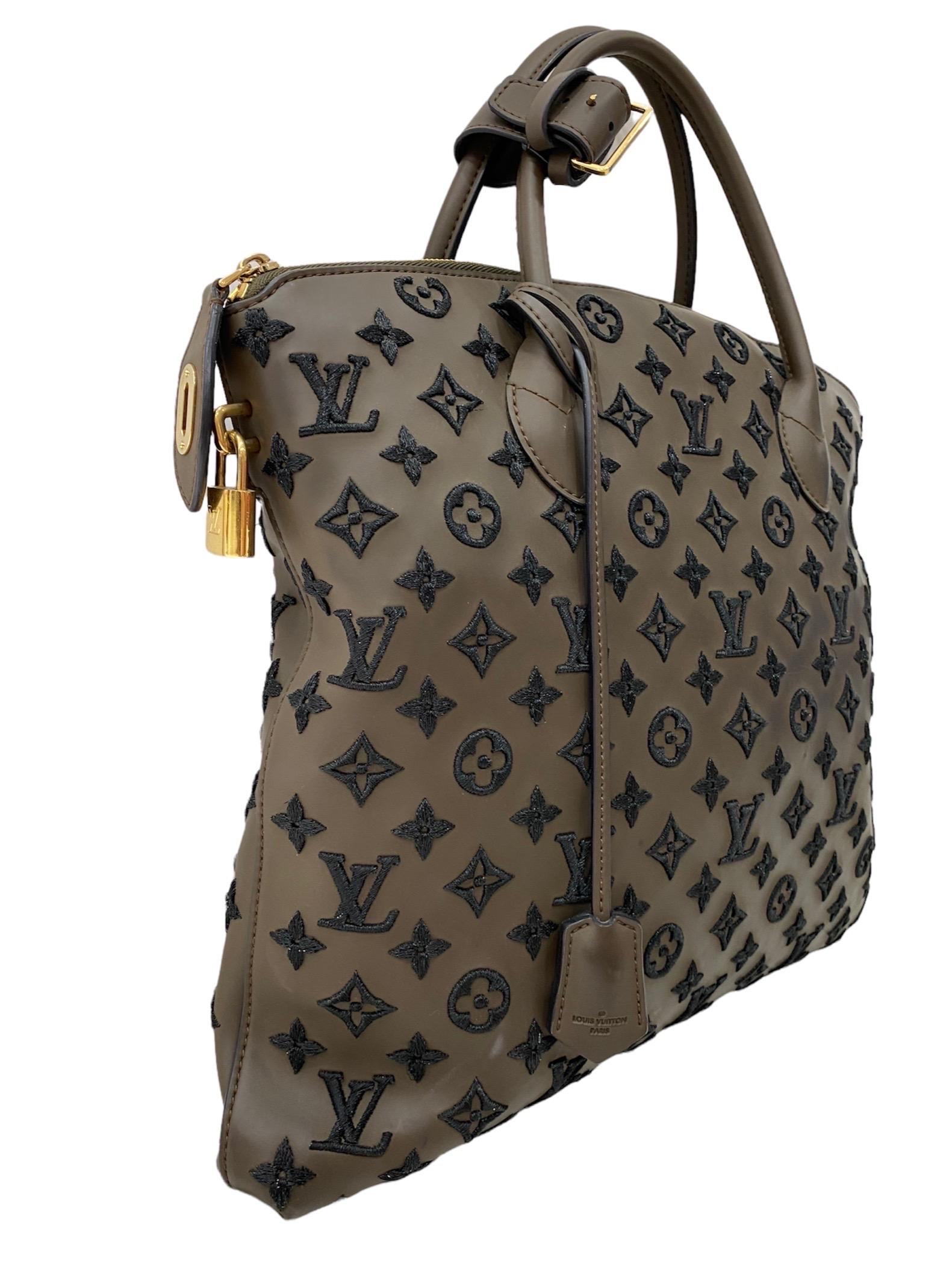 Louis Vuitton bag, Lockit model, limited edition 2011/2012 collection, made of matte brown leather with raised black laminated thread monogram and golden hardware. The product is equipped with a zip closure, internally lined in black suede, quite