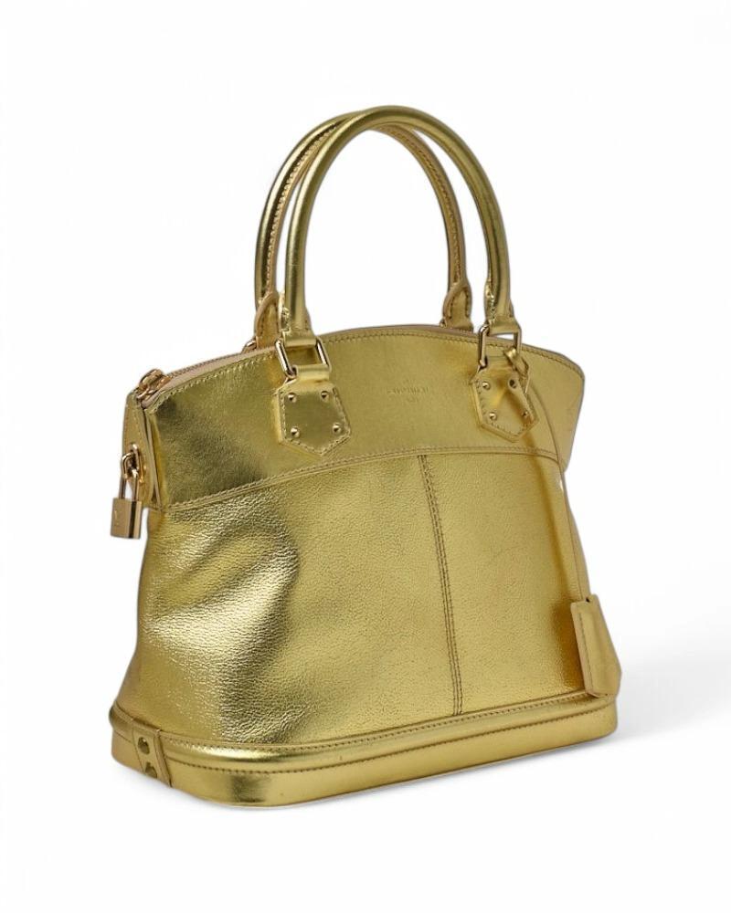Louis Vuitton Signaturtasche, Modell Lockit in Größe MM, aus gehämmertem Leder in Goldfarbe mit goldenen Beschlägen. Ausgestattet mit einem Reißverschluss an der Oberseite und einem Innenfutter aus Ton-in-Ton-Logostoff mit einer praktischen Tasche