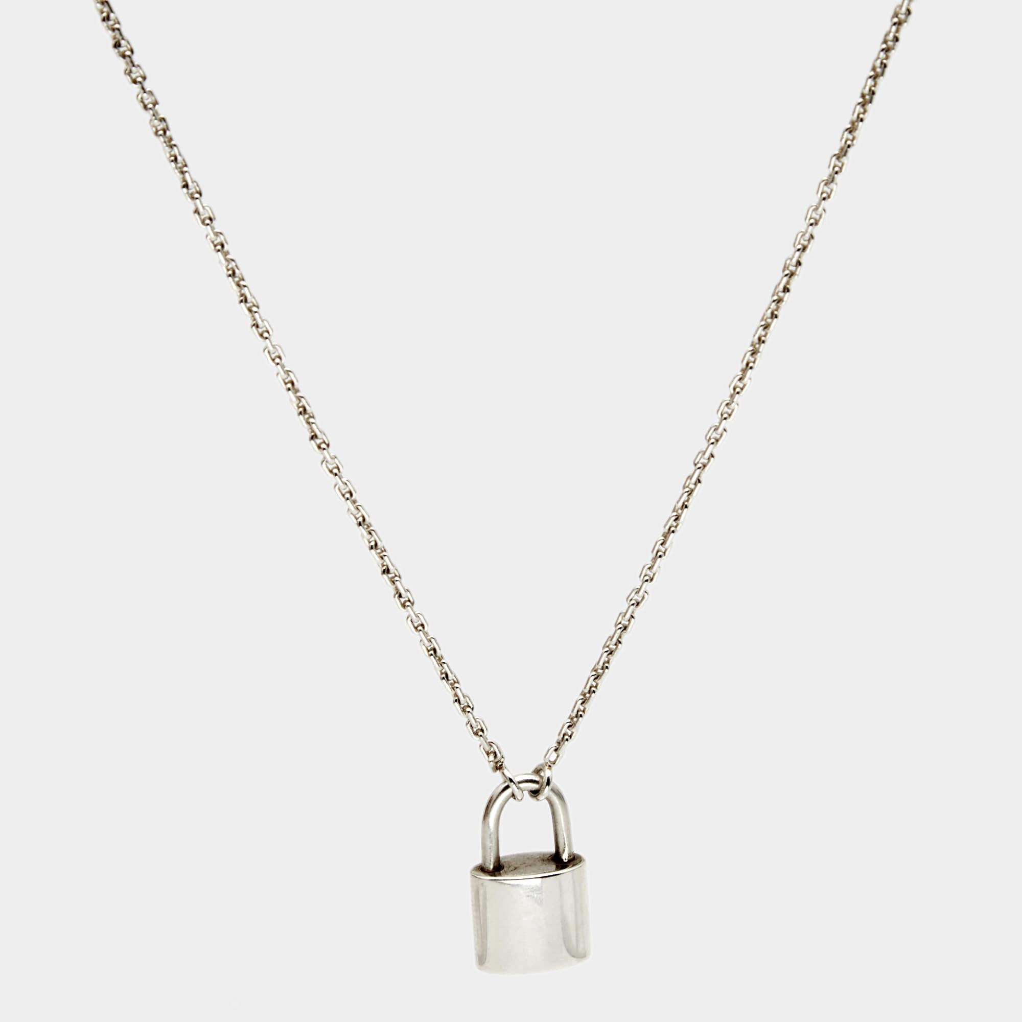 As a philanthropic endeavor, Louis Vuitton collaborated with UNICEF to create the Lockit line designed by Virgil Abloh. Sculpted from sterling silver, this chain-link necklace is held by an LV engraved padlock inspired by the lock created by Georges