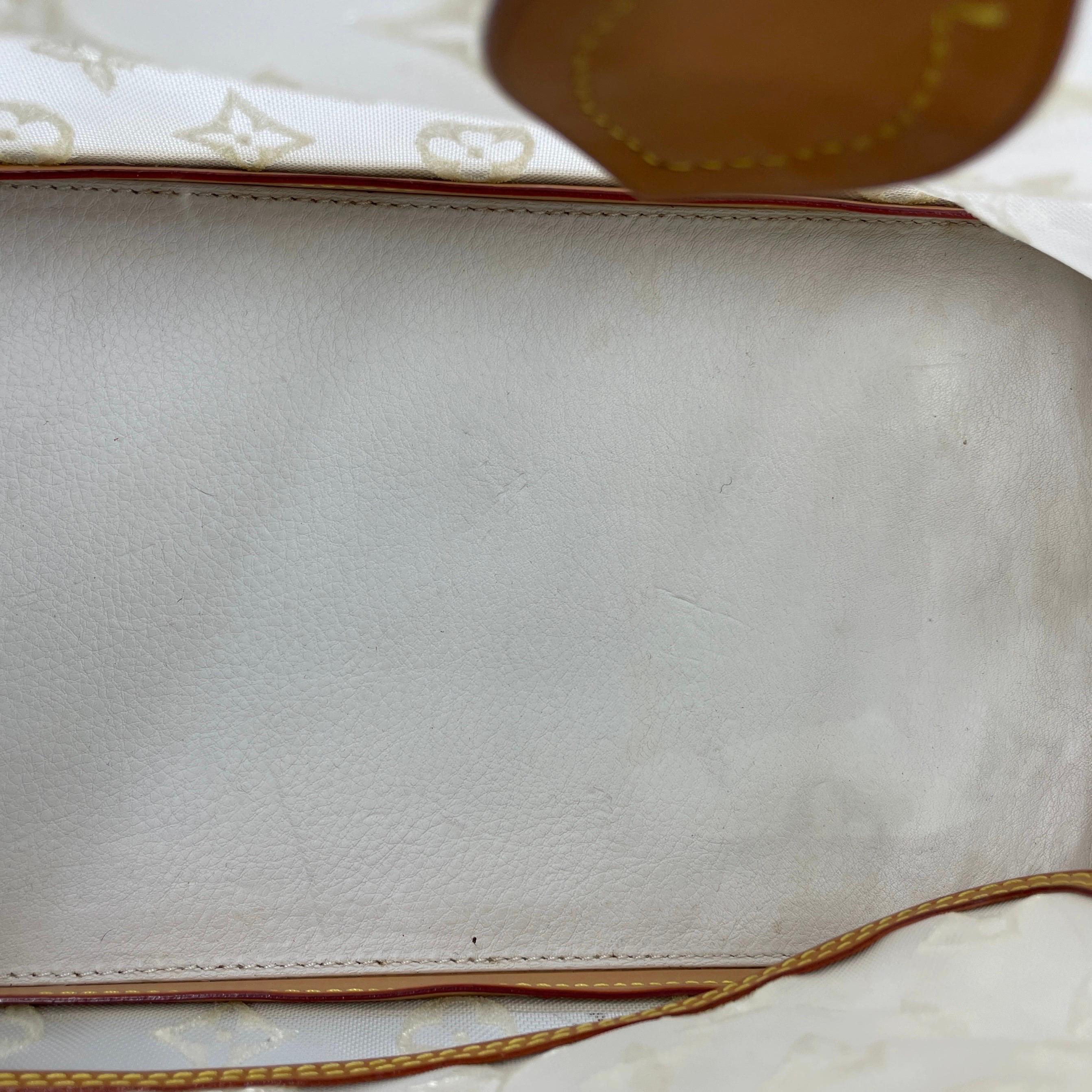 Sac à main en cuir et monogramme en maille blanche Louis Vuitton Whiting en vente 5