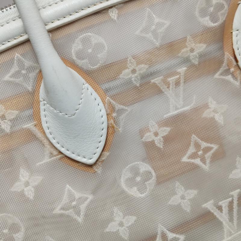 Sac à main en cuir et monogramme en maille blanche Louis Vuitton Whiting en vente 6