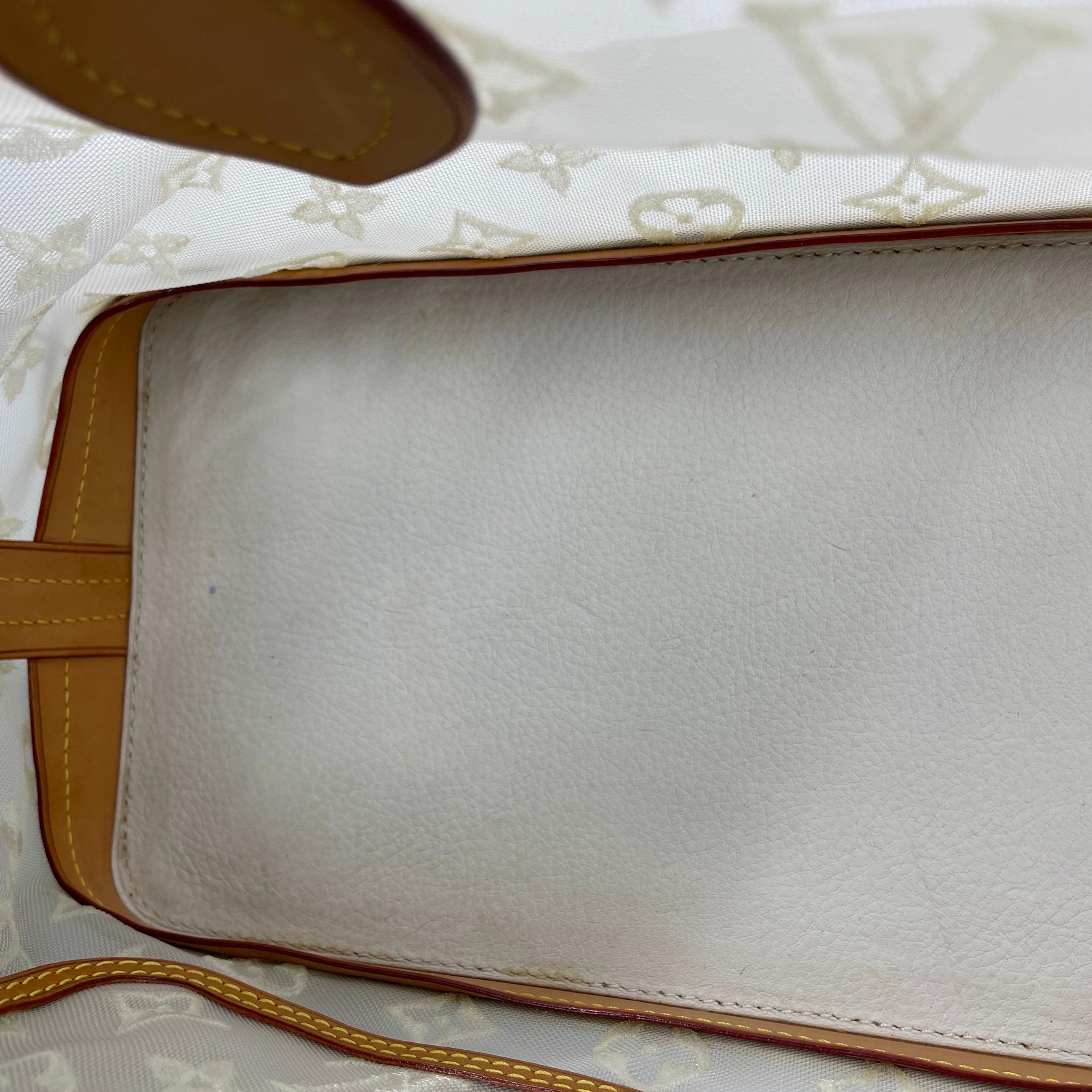 Sac à main en cuir et monogramme en maille blanche Louis Vuitton Whiting en vente 6