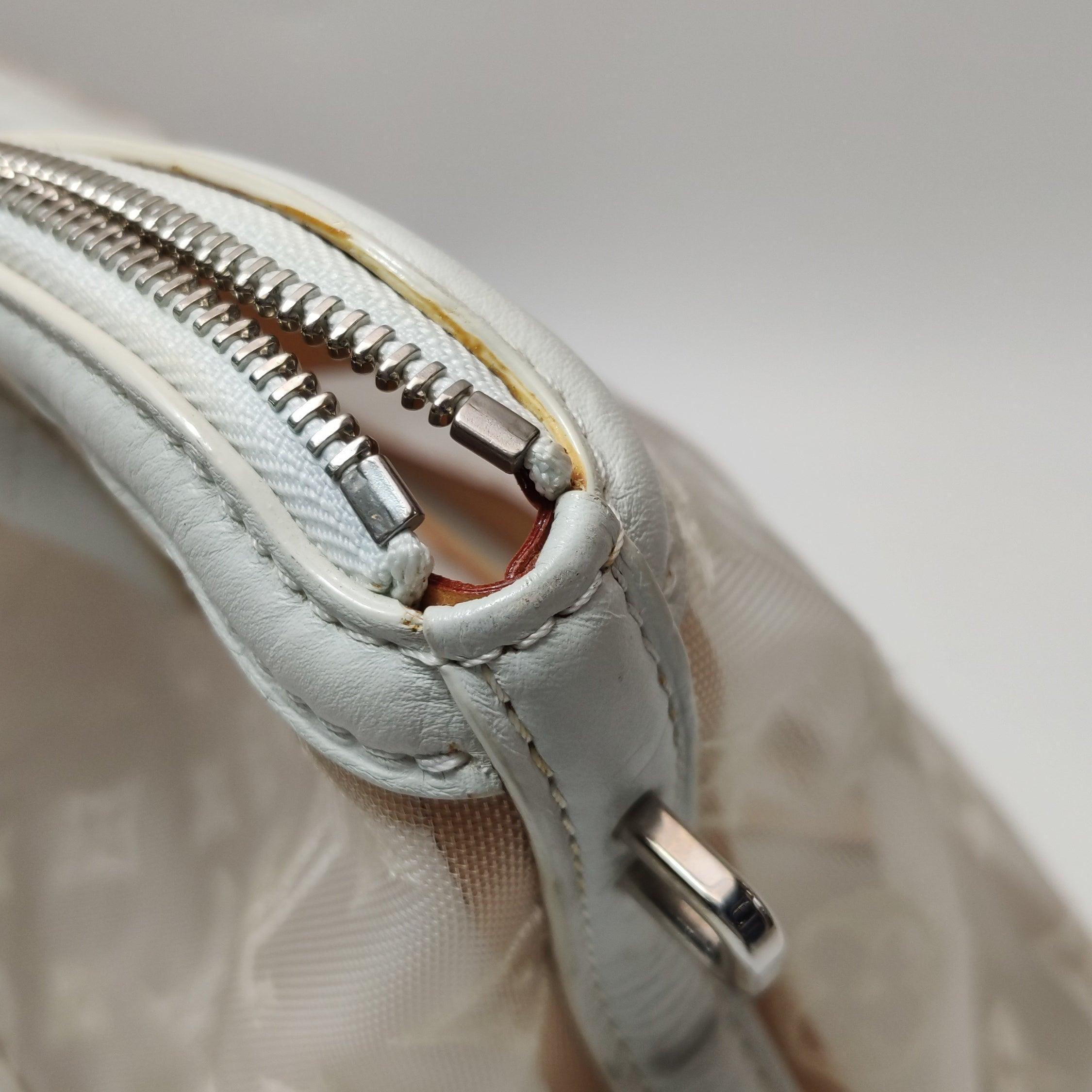 Sac à main en cuir et monogramme en maille blanche Louis Vuitton Whiting en vente 9