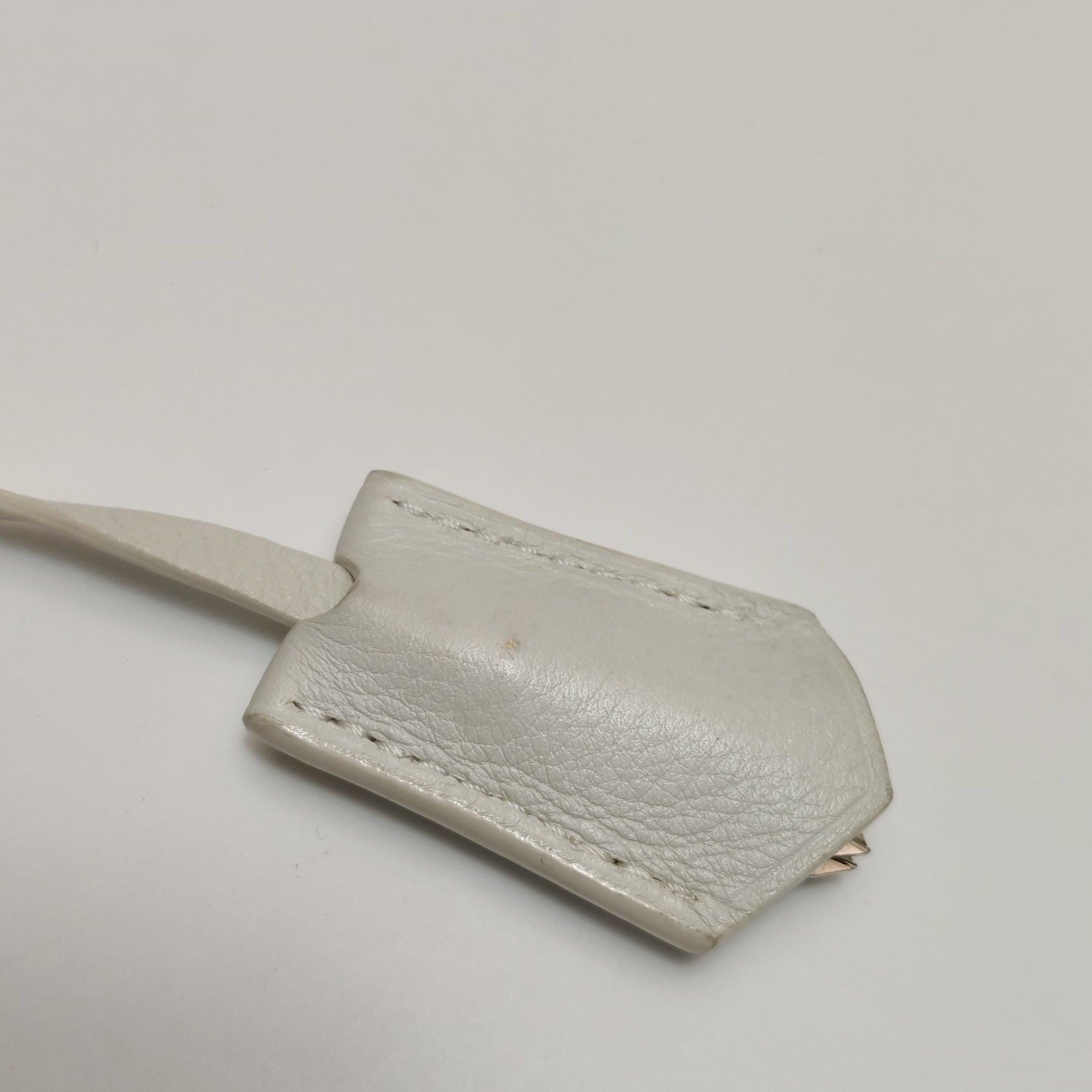 Sac à main en cuir et monogramme en maille blanche Louis Vuitton Whiting en vente 10