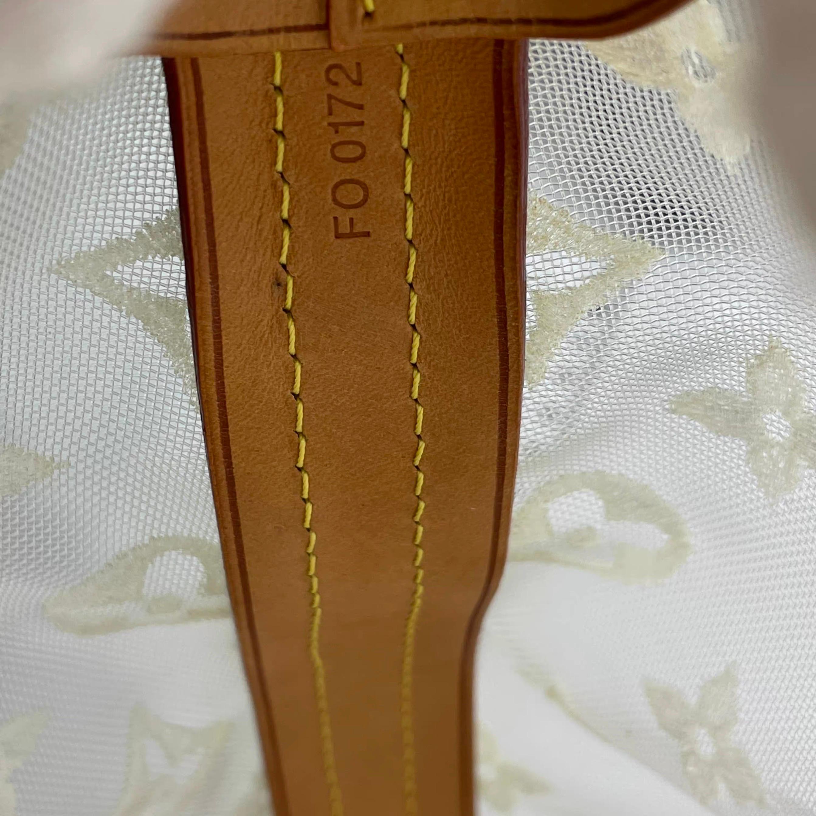 Sac à main en cuir et monogramme en maille blanche Louis Vuitton Whiting en vente 14