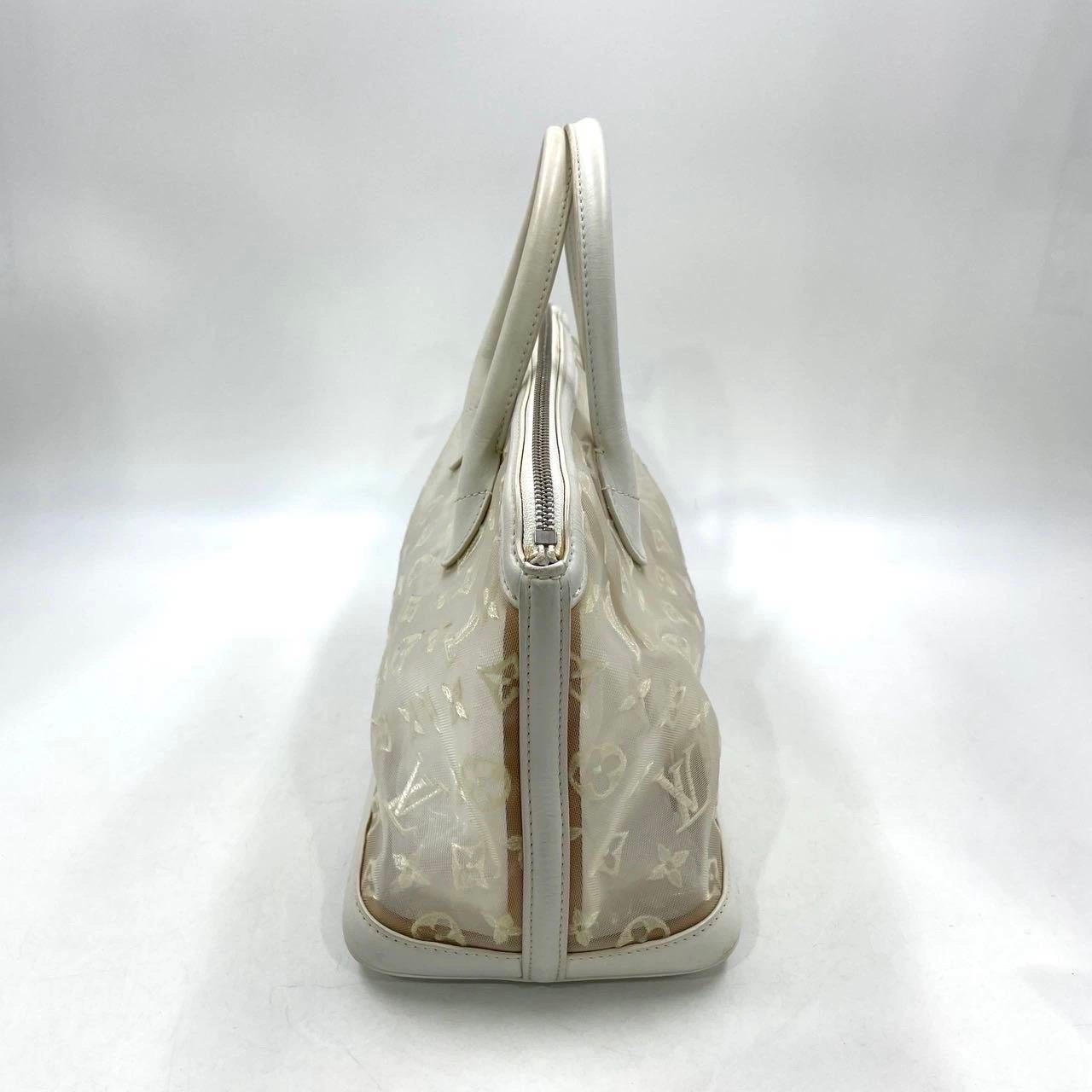 ÉTAT : TRÈS BON

Légères taches à l'extérieur et à l'intérieur, poignées, socle. Colle jaune autour des extrémités de la fermeture éclair. Éraflures dans les coins

DÉTAILS

Louis Vuitton
Fabriqué en France  2012
Lockit
Maille et cuir
Couleur :