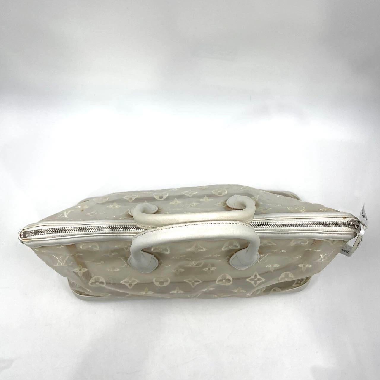 Gris Sac à main en cuir et monogramme en maille blanche Louis Vuitton Whiting en vente