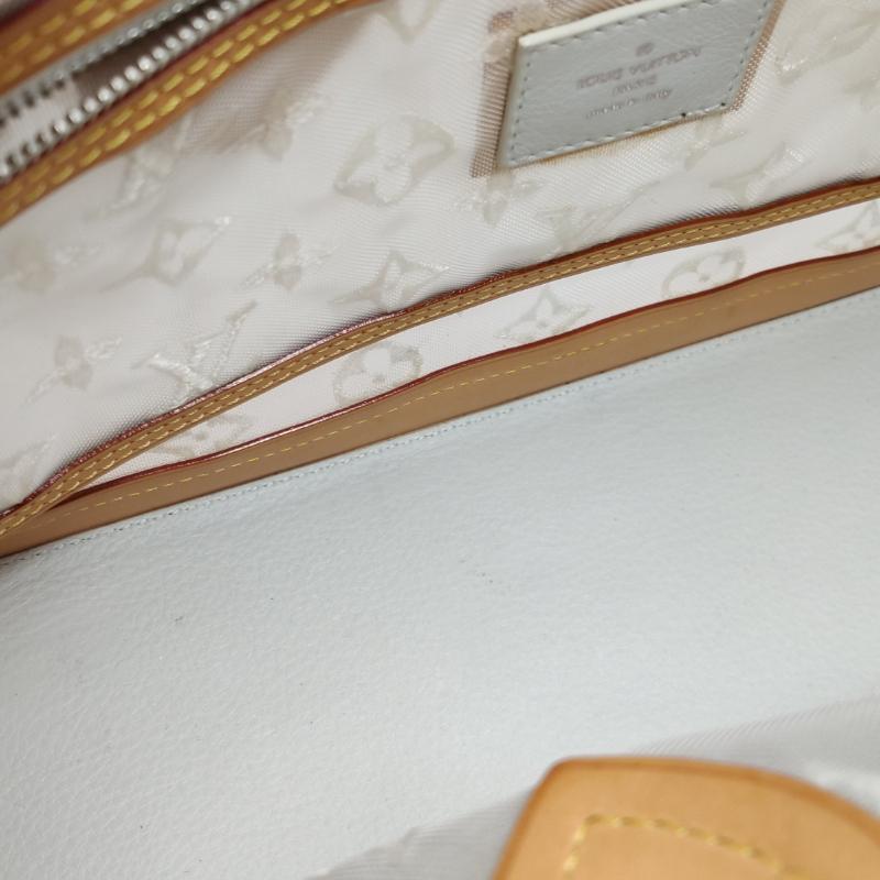 Sac à main en cuir et monogramme en maille blanche Louis Vuitton Whiting en vente 4