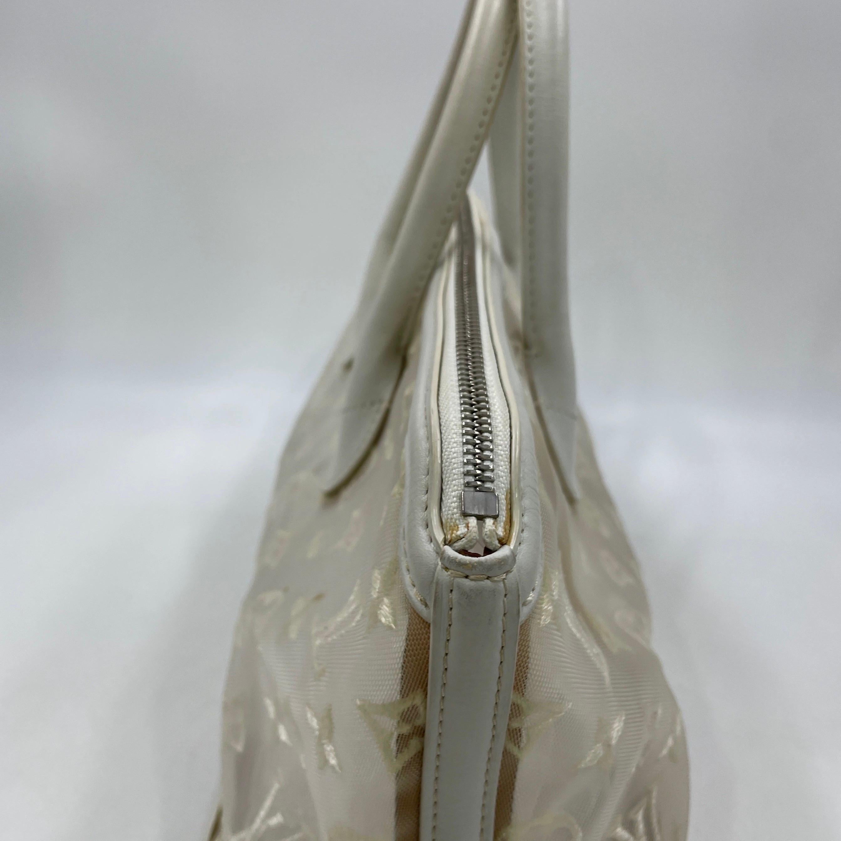 Sac à main en cuir et monogramme en maille blanche Louis Vuitton Whiting en vente 4
