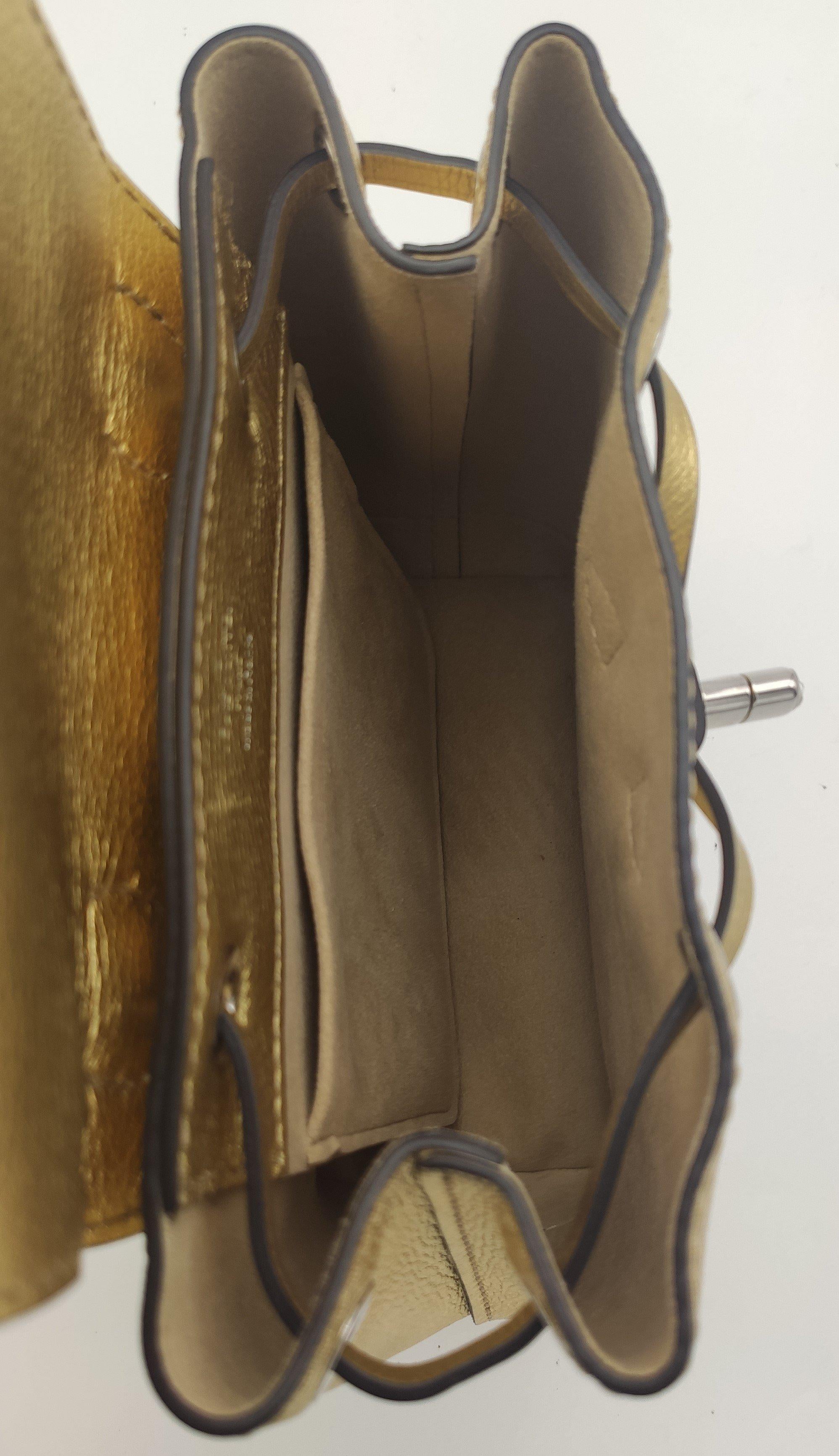 LOUIS VUITTON Lockme Backpack in Gold Leather In Excellent Condition For Sale In Clichy, FR