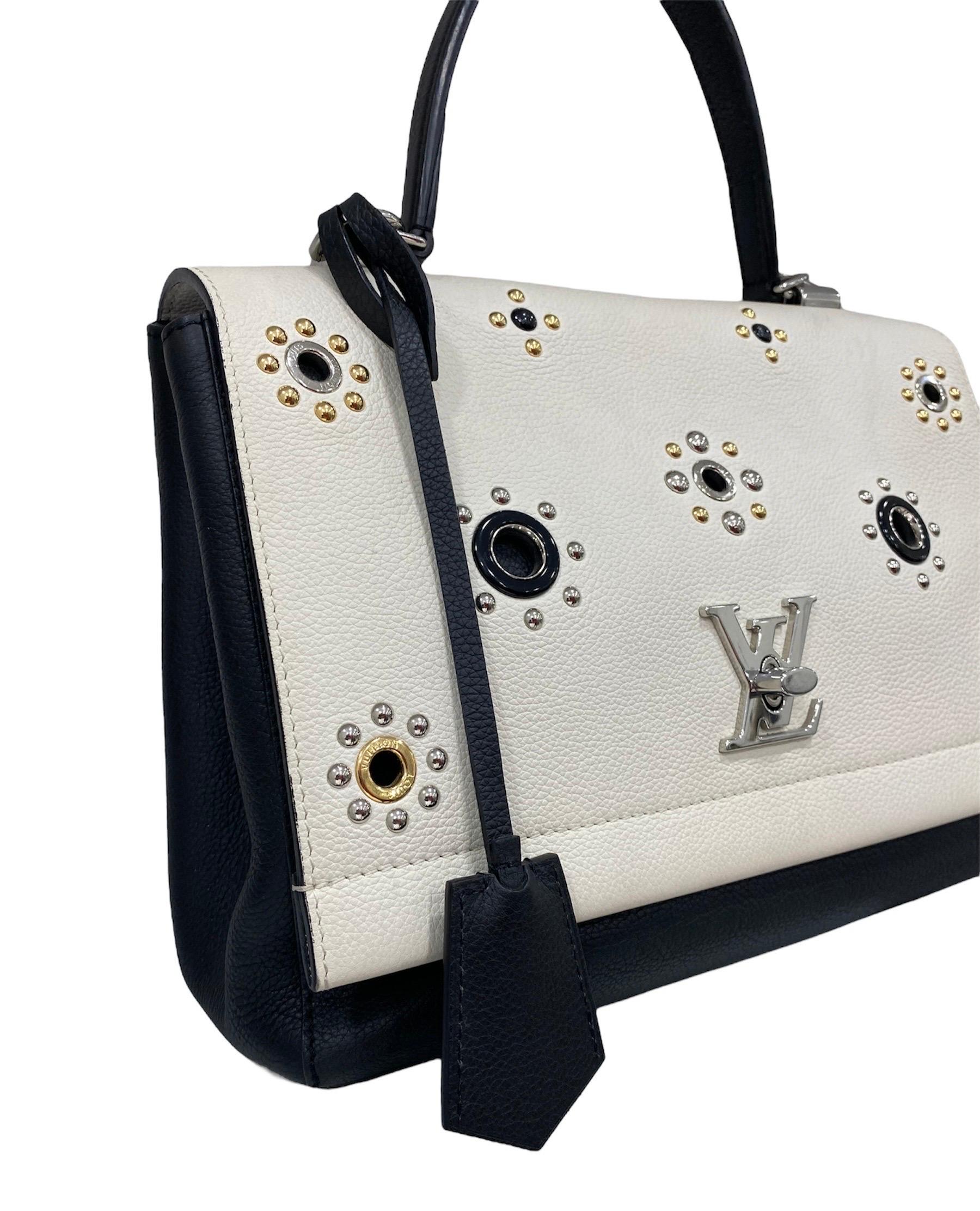 Louis Vuitton signed bag, Lockme model, made of black and white two -tone leather with silver hardware.
Equipped with a header with interlocking, internamnete covered in black suede, very large.
Equipped with a central handle and a removable and