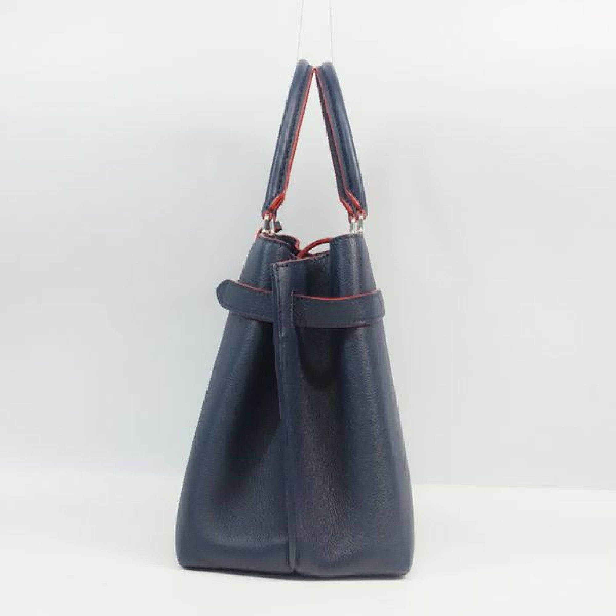 Un'autentica borsa LOUIS VUITTON Lockme Day 2WAY da donna M53645 Marine Rouge. Il colore è Marin Rouge. Il materiale esterno è pelle di vitello granulata. Il modello è Lockme Day 2WAY shoulder. Questo articolo è contemporaneo. L'anno di produzione