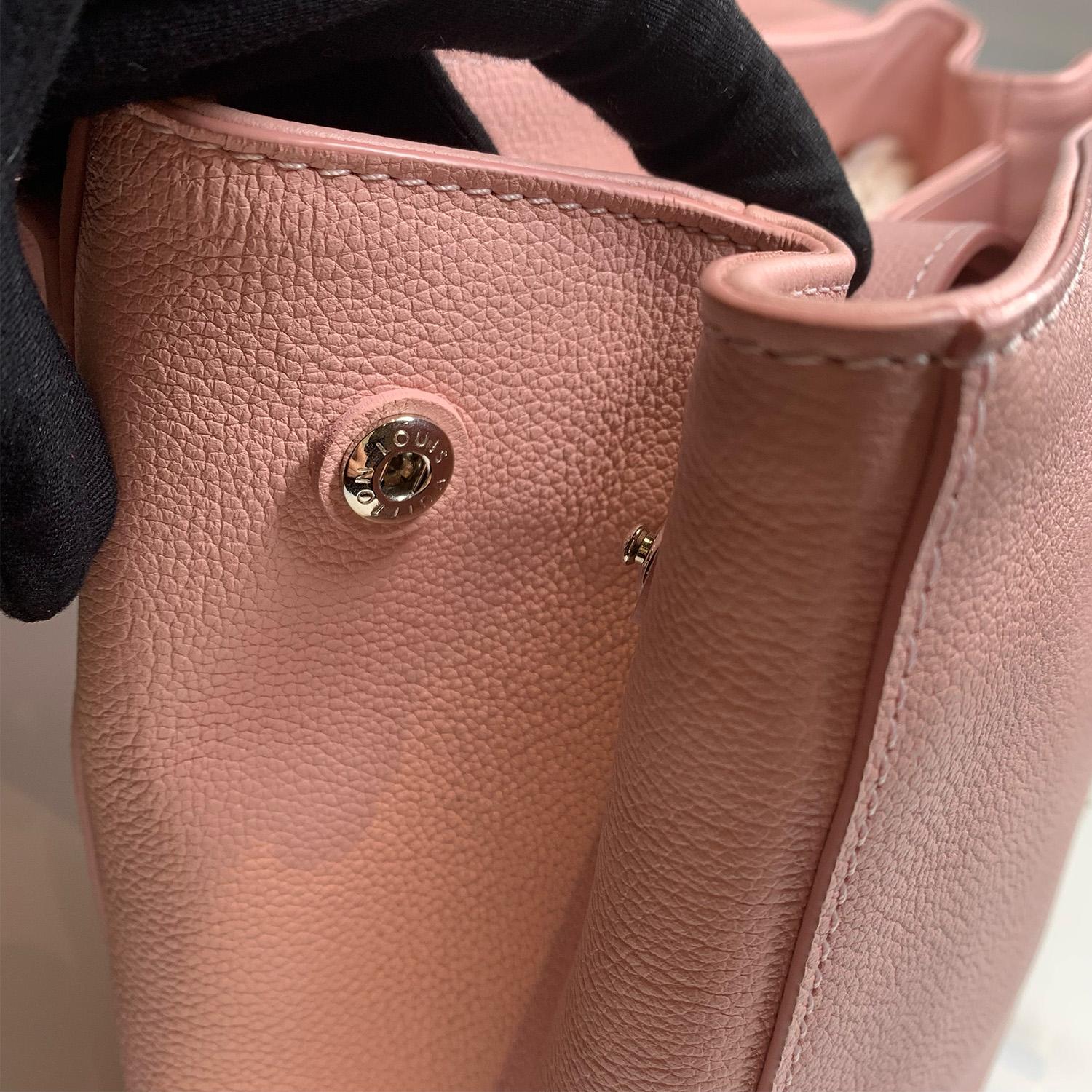 Louis Vuitton Lockme II Pink Leather Bag For Sale 6