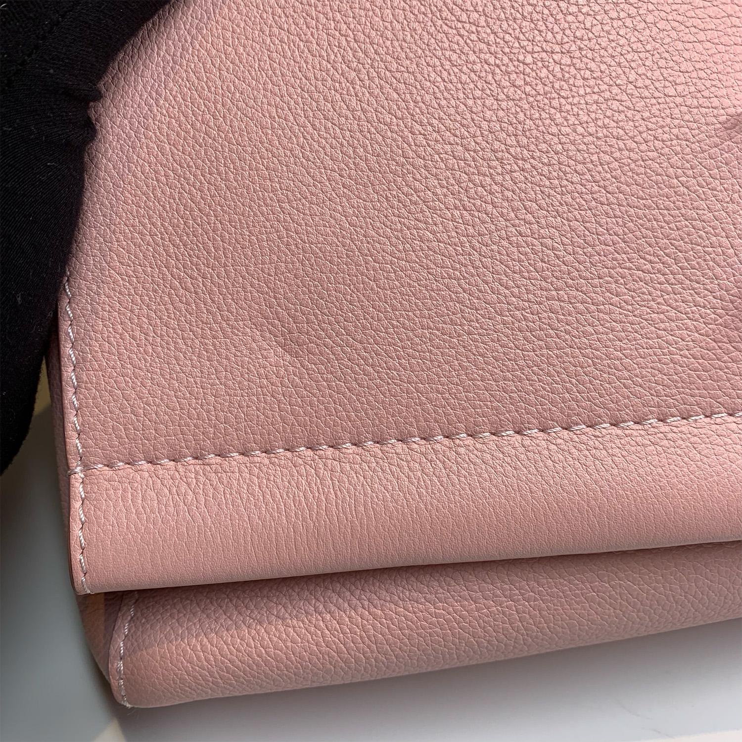 Women's or Men's Louis Vuitton Lockme II Pink Leather Bag For Sale