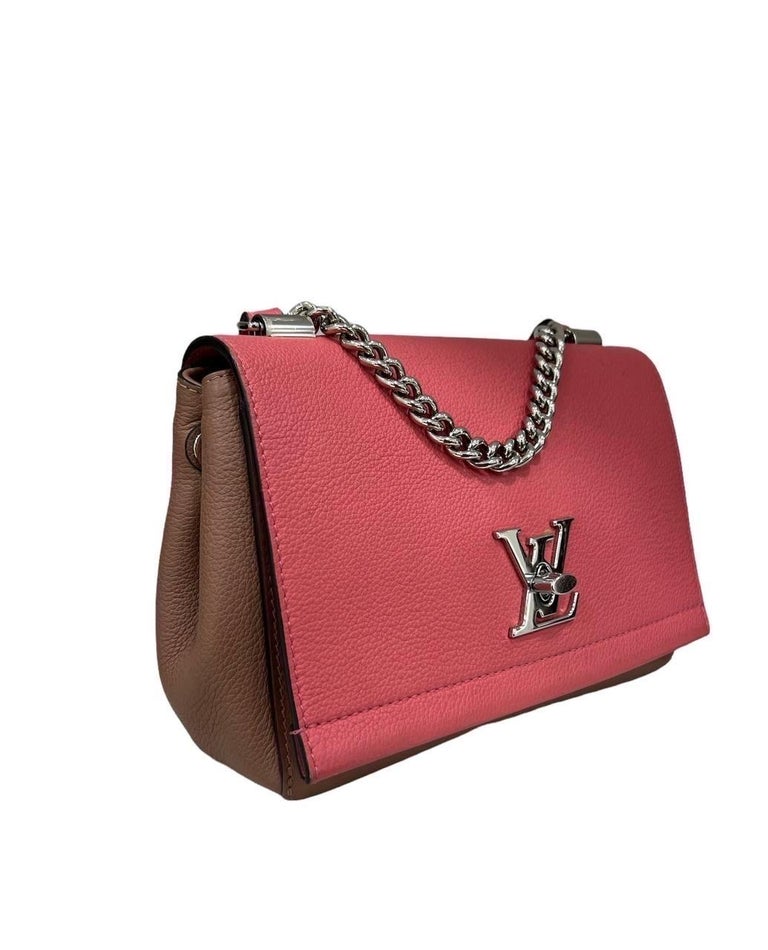 Louis Vuitton bag, Lockme model, made of two-tone pink leather and silver hardware.

Equipped with chain handle and removable leather shoulder strap, wearable by hand and shoulder strap.

Logoed interlocking closure.

Internally lined in pink