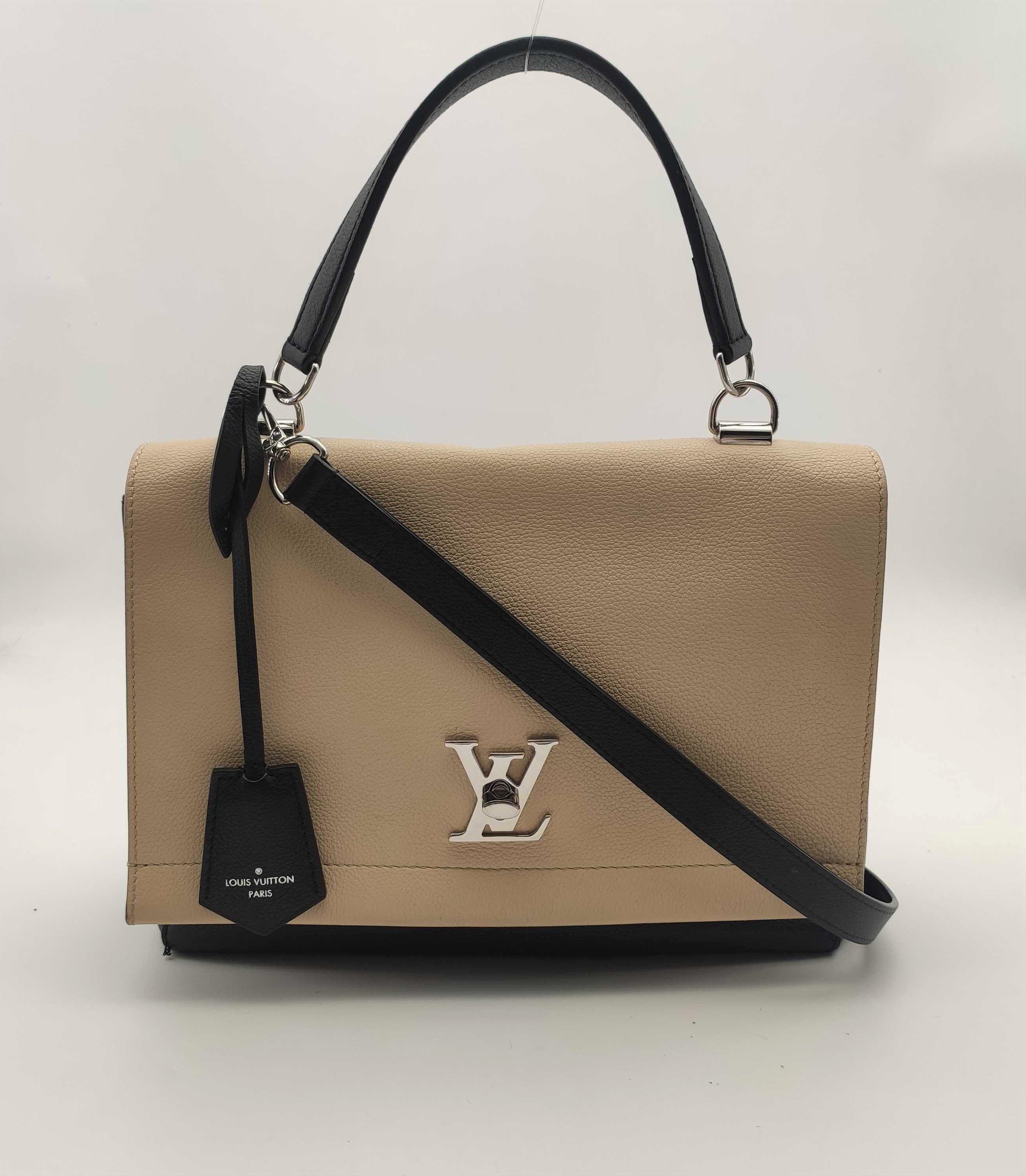 - Designer: LOUIS VUITTON
- Model: Lockme
- Condition: Very good condition. Exterior stains, Sign of wear on Leather, Interior stains
- Accessories: None
- Measurements: Width: 29cm, Height: 21cm, Depth: 9.5cm, Strap: 104cm
- Exterior Material: