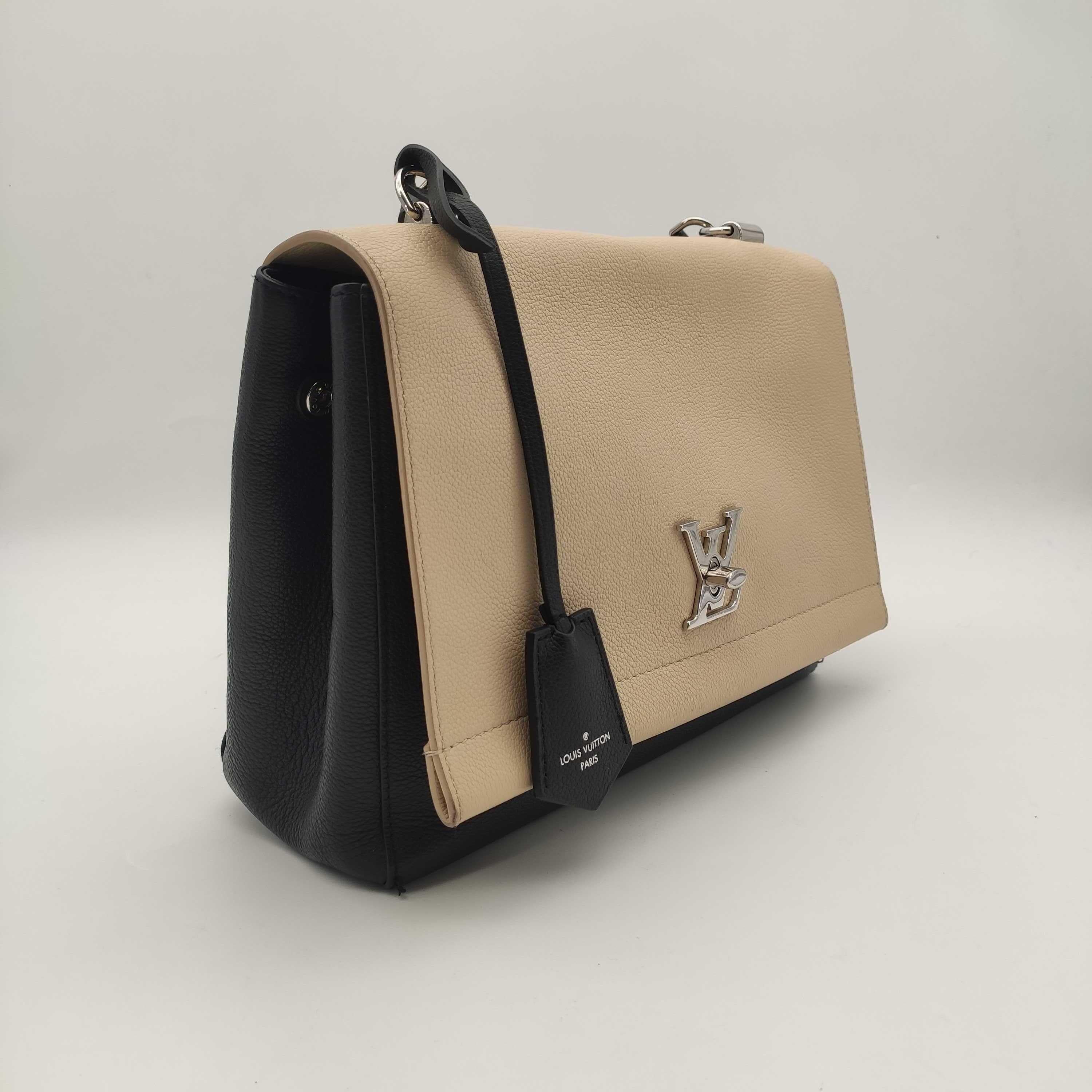 LOUIS VUITTON Lockme Shoulder bag in Beige Leather In Excellent Condition In Clichy, FR