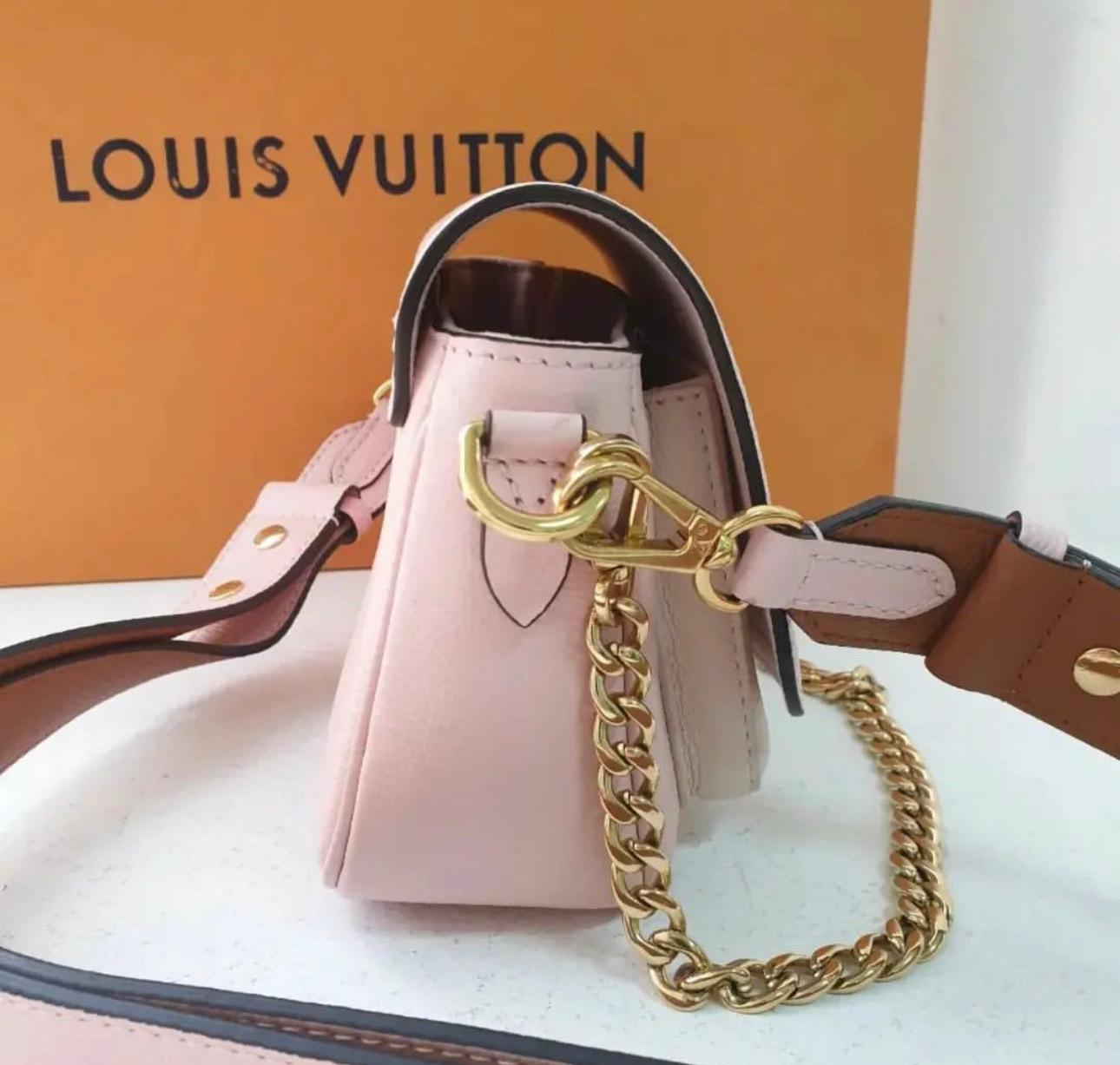 Louis Vuitton Lockme Tender Leather Handbag  In Good Condition In Krakow, PL