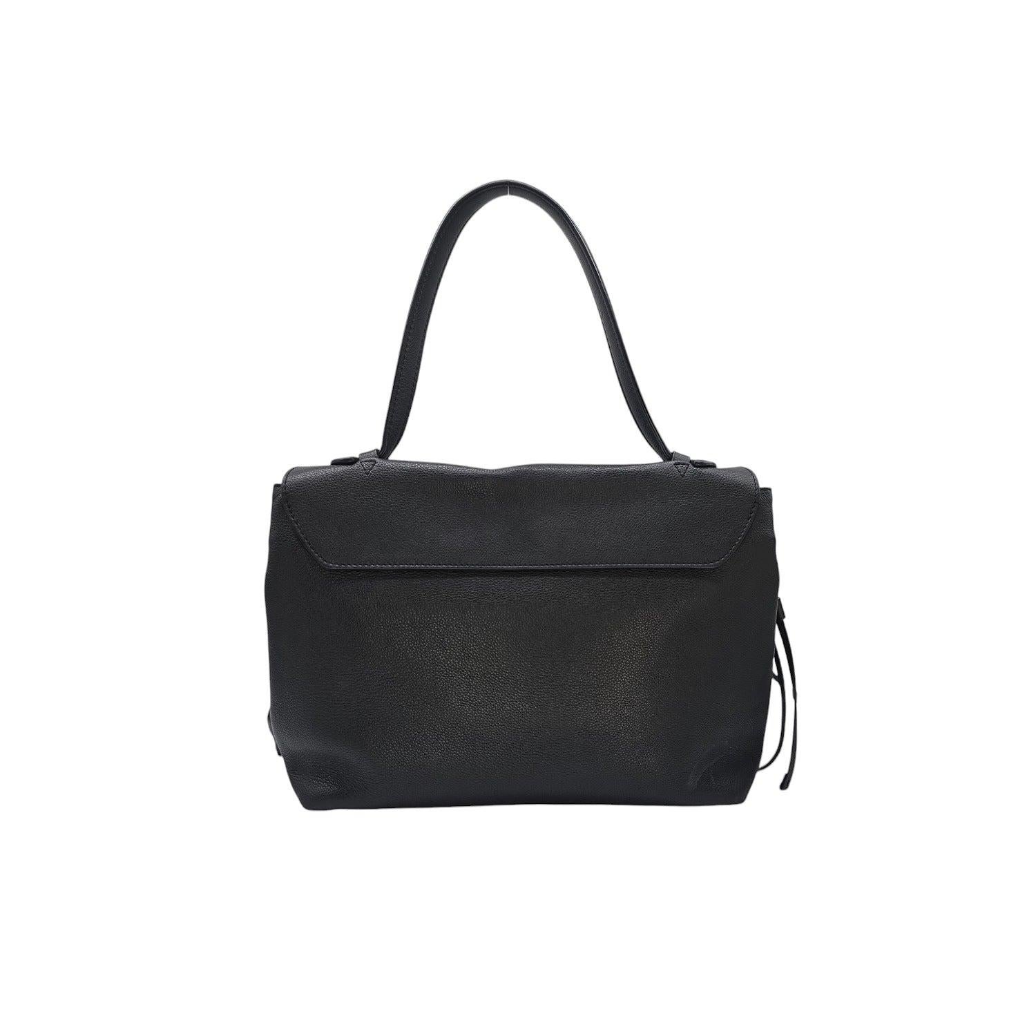 Offrez-vous le luxe et l'élégance avec le sac à main Lockme de Louis Vuitton. Confectionné en cuir de veau grainé, ce sac de créateur de fabrication française présente un intérieur spacieux avec de multiples poches pour faciliter l'organisation. La