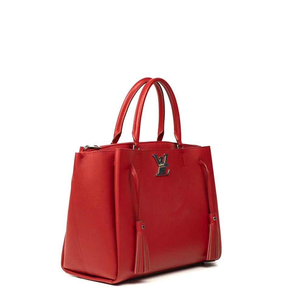 - Designer: LOUIS VUITTON
- Model: Lockmeto
- Condizioni: Ottime condizioni. Graffi sulla chiusura, lievi segni di usura sugli angoli della base, lievi graffi sul lato della borsa
- Accessori: Cinghia (rimovibile e non regolabile)
- Misure: