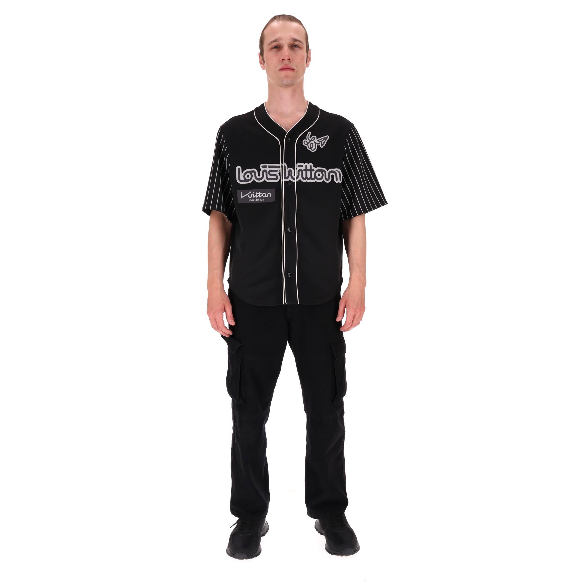 Camicia da baseball con logo Louis Vuitton

Camicia da baseball nera con stampa del logo 'Louis Vuitton' sul davanti e sul retro.

Whiting con scollo a V, chiusura centrale con bottoni e maniche corte con motivo a righe bianche.

Prezzo di listino