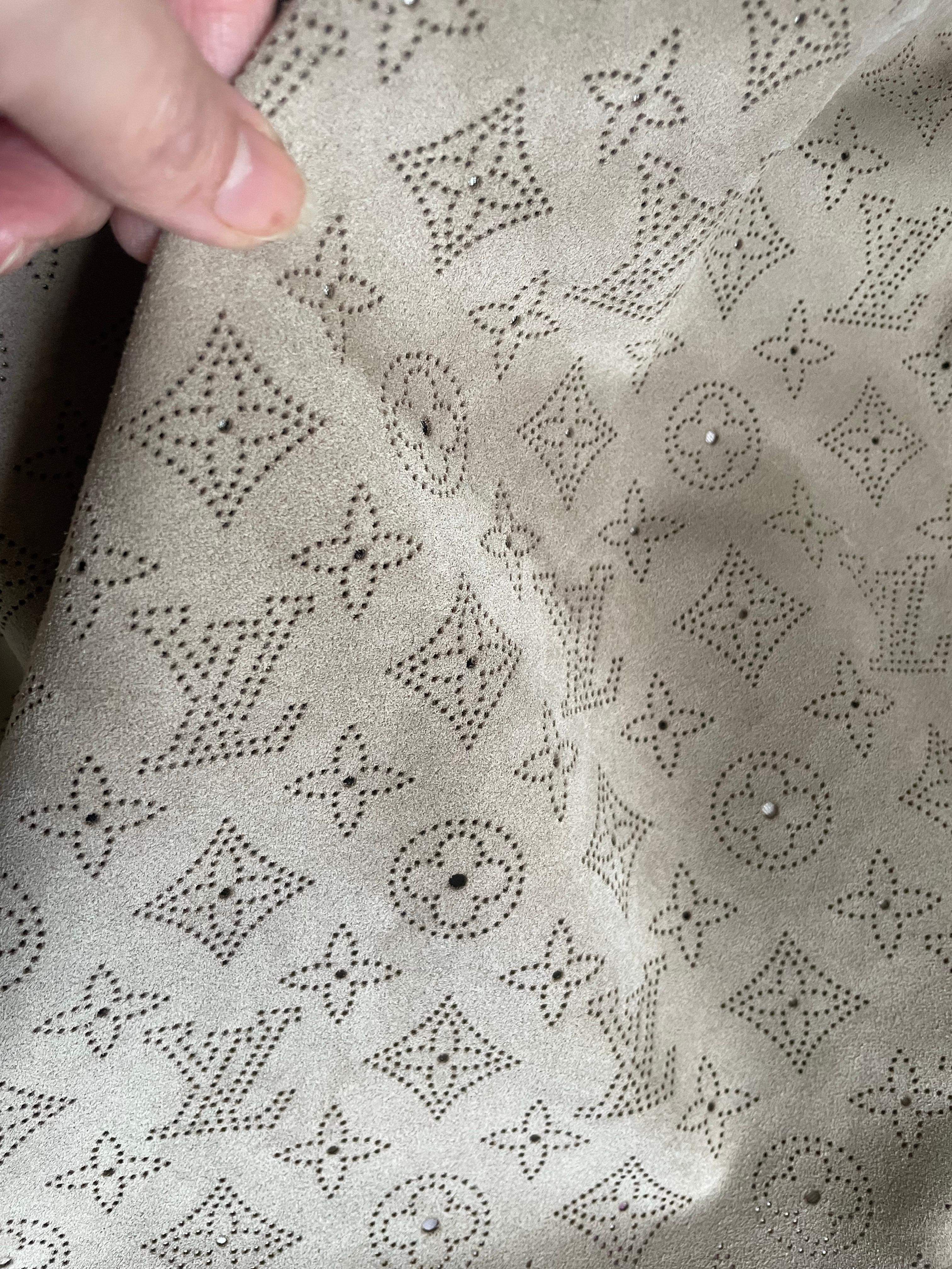 Gris LOUIS VUITTON - Jupe en cuir avec monogramme et logo en vente