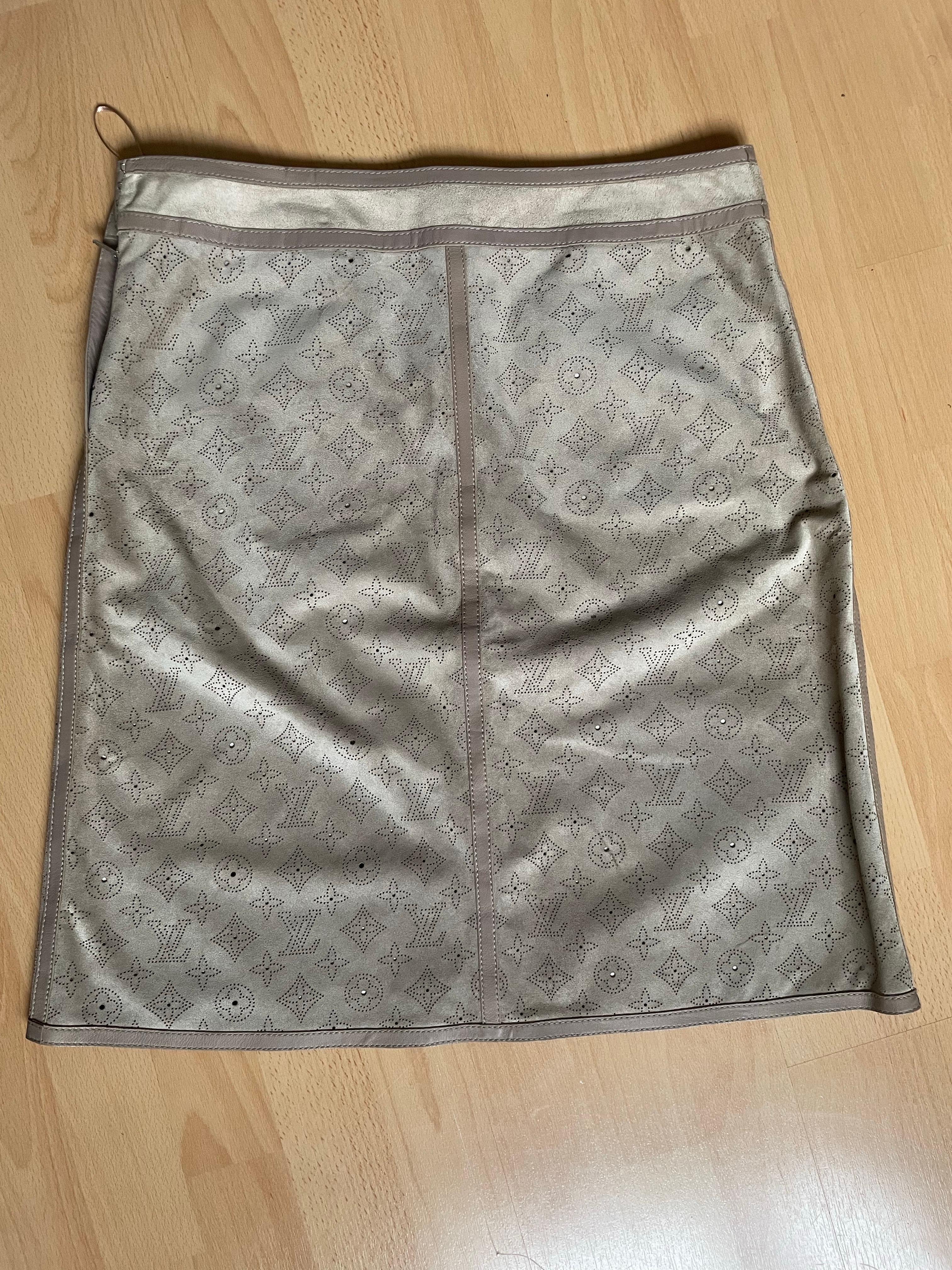 LOUIS VUITTON - Jupe en cuir avec monogramme et logo en vente 1