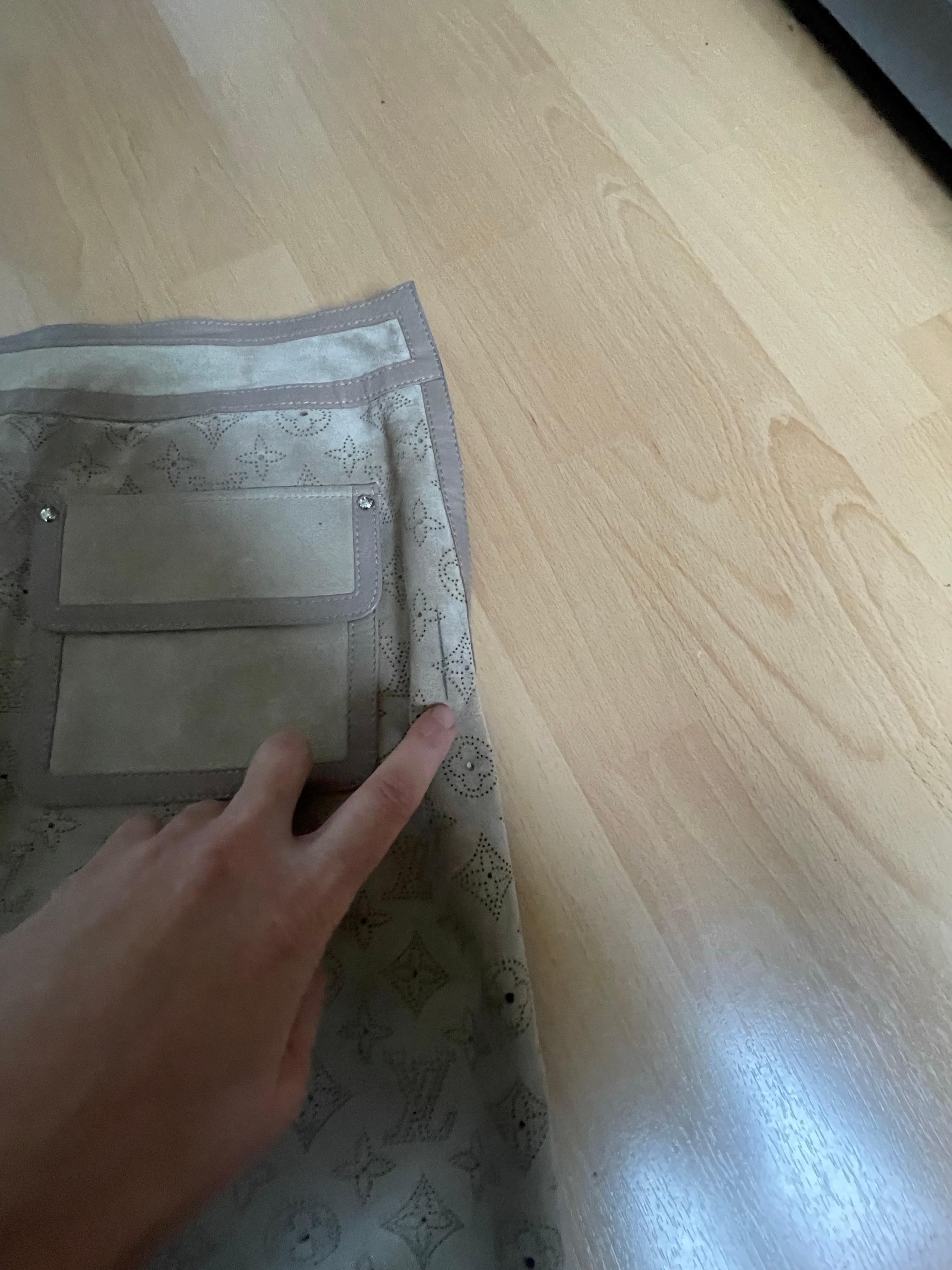 LOUIS VUITTON - Jupe en cuir avec monogramme et logo en vente 2