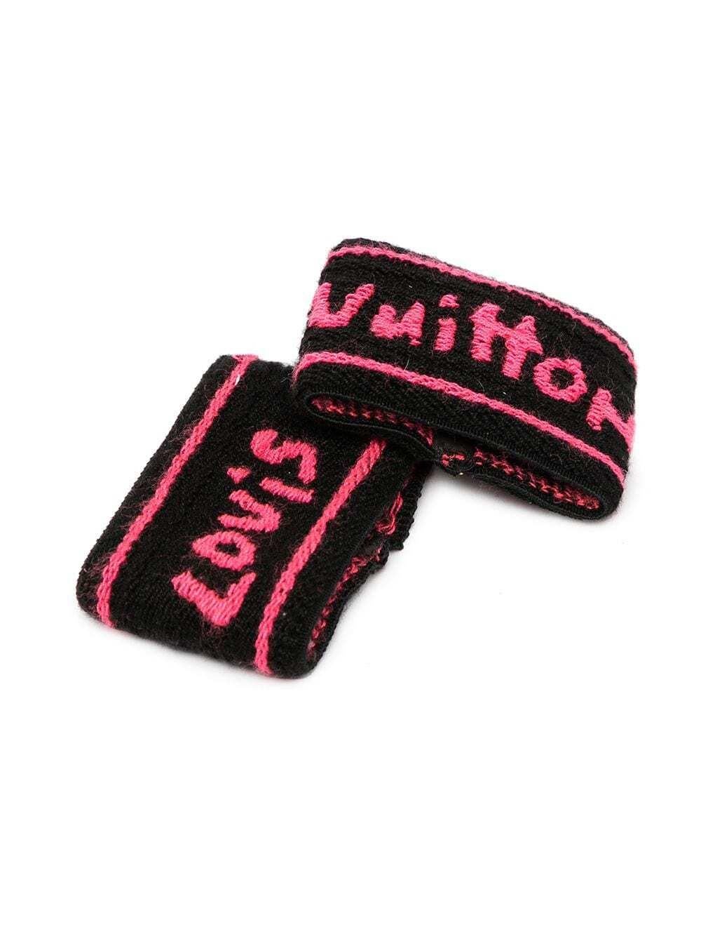 Add some flair to your sporting attire with these pre-owned Louis Vuitton logo-print wristbands. From the iconic 2001 collaboration with Stephen Sprouse, the wristbands feature the Louis Vuitton logo in neon pink with a gold-tone logo plaque.